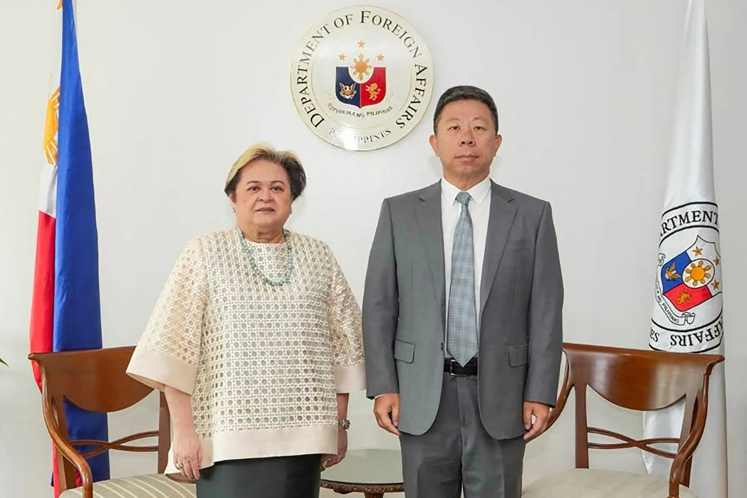 Ngoại trưởng Philippines Maria Theresa Lazaro (trái) và Đại sứ Trung Quốc Tỉnh Tuyền trong cuộc gặp tại trụ sở Bộ Ngoại giao Philippines ở Manila ngày 19-10 - Ảnh: AFP