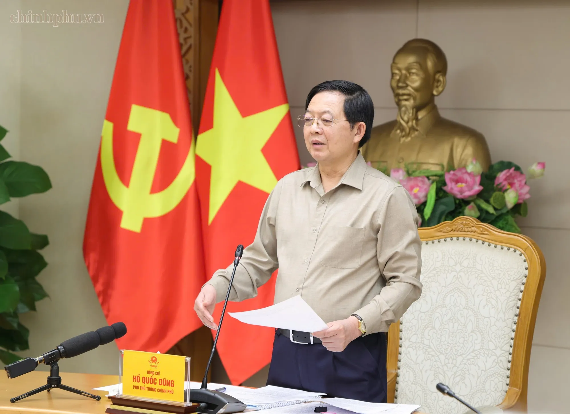 Phó thủ tướng Hồ Quốc Dũng phát biểu tại cuộc họp - Ảnh: GIA HUY