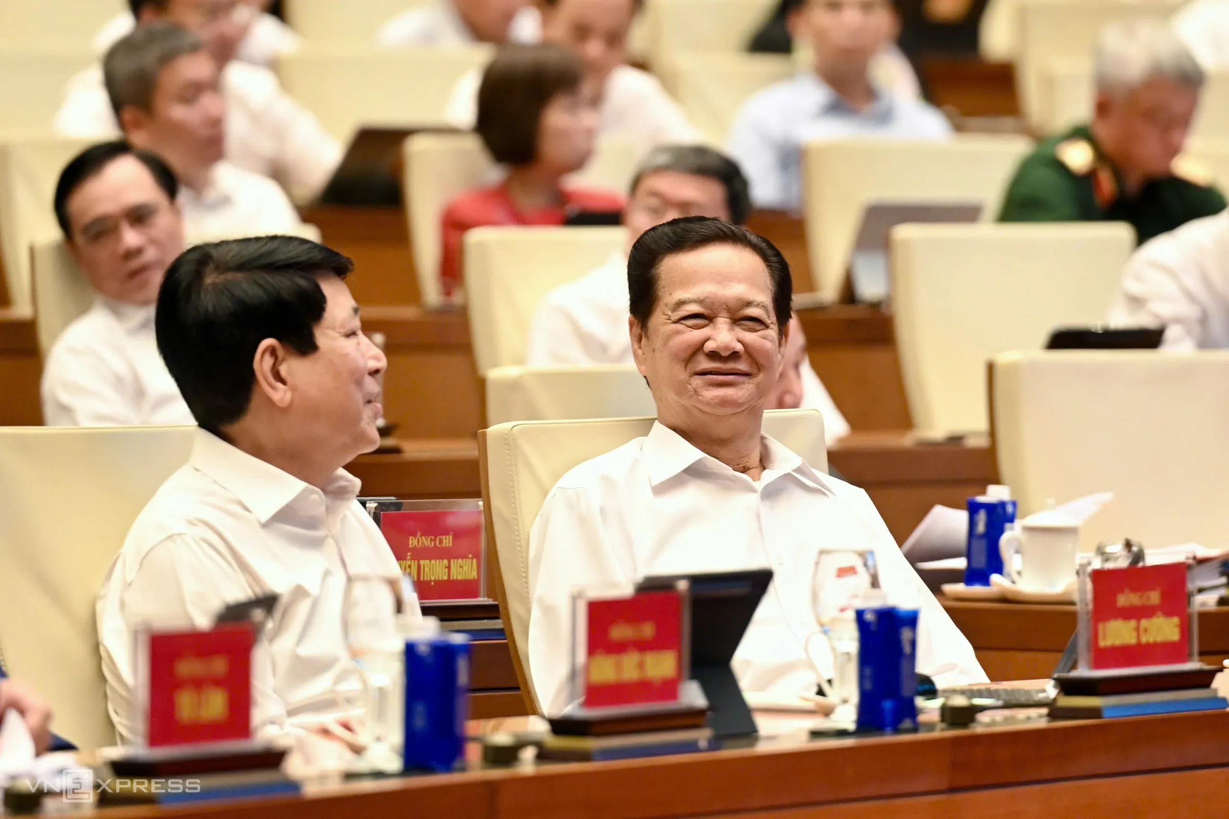 Nguyên Chủ tịch nước Lương Cường và nguyên Thủ tướng Nguyễn Tấn Dũng dự Hội nghị quán triệt Nghị quyết Trung ương 4 khóa 14 tại điểm cầu Nhà Quốc hội, sáng 16/10.