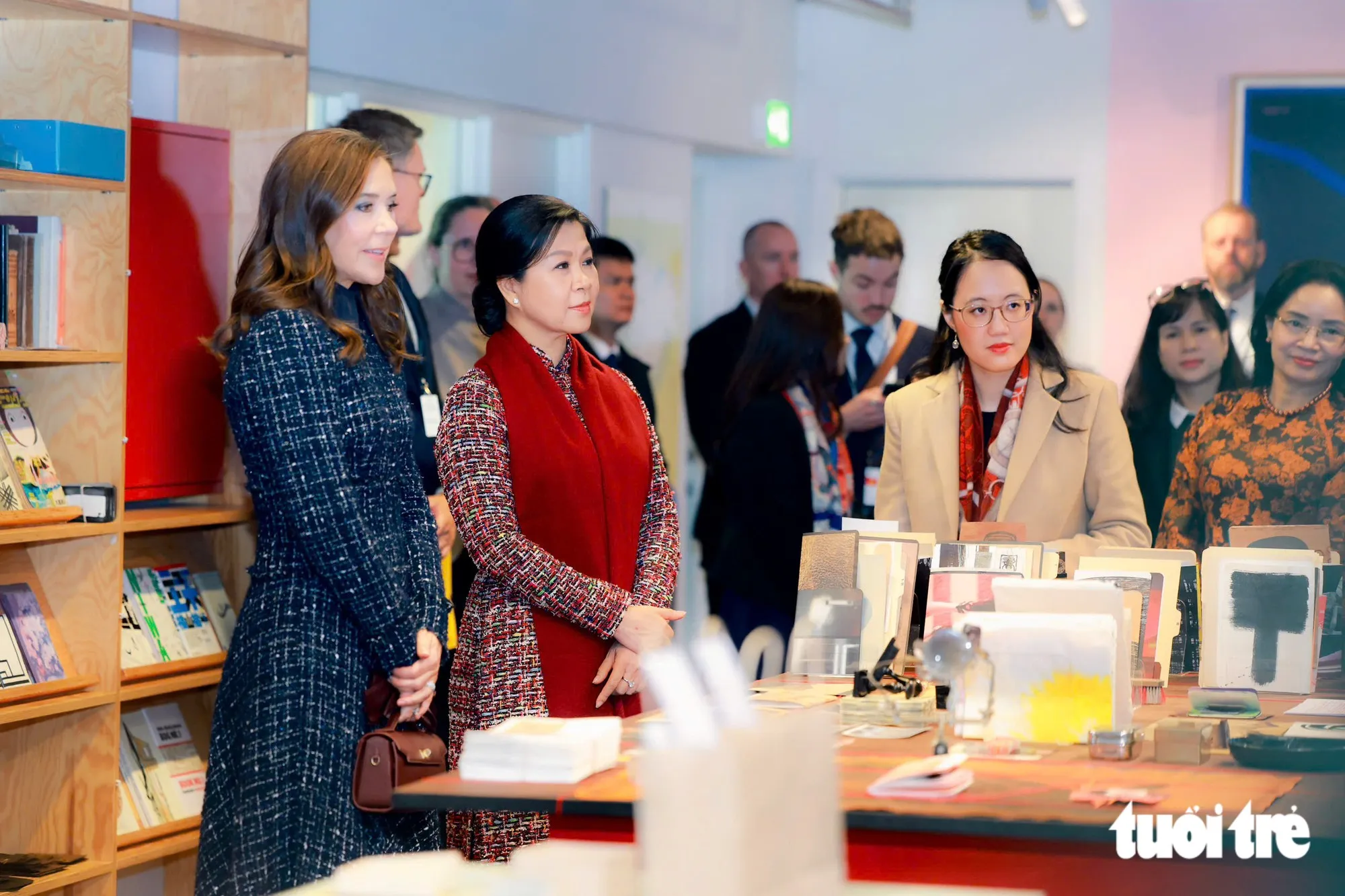Phu nhân Ngô Phương Ly và Hoàng hậu Mary tại BIBLIOTEKET Rentemestervej - Ảnh: NGUYỄN KHÁNH