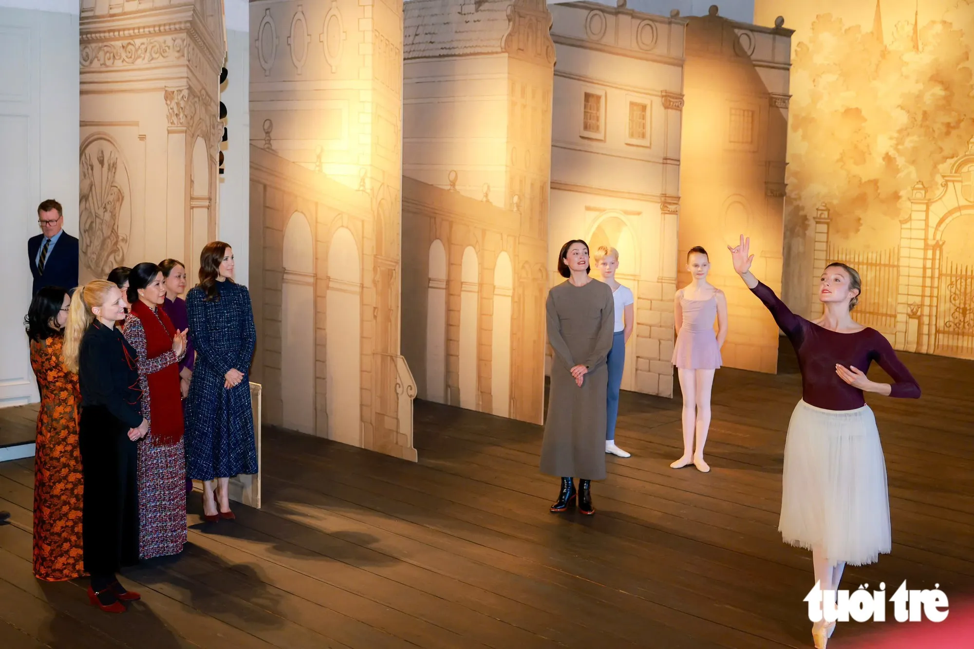 Phu nhân Tổng Bí thư, Chủ tịch nước và Hoàng hậu Đan Mạch cùng xem chương trình ballet trích từ vở 