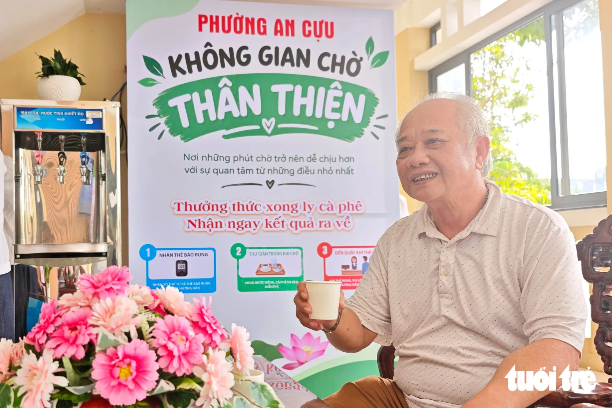 Ông Liêu Vĩnh Dũng ngồi chờ kết quả thủ tục hành chính - Ảnh: NGUYỄN DO