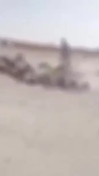 Hỗn loạn trong doanh trại al-Alam sau khi trúng liên tiếp ba đòn tập kích tên lửa của Houthi ngày 19/10.
