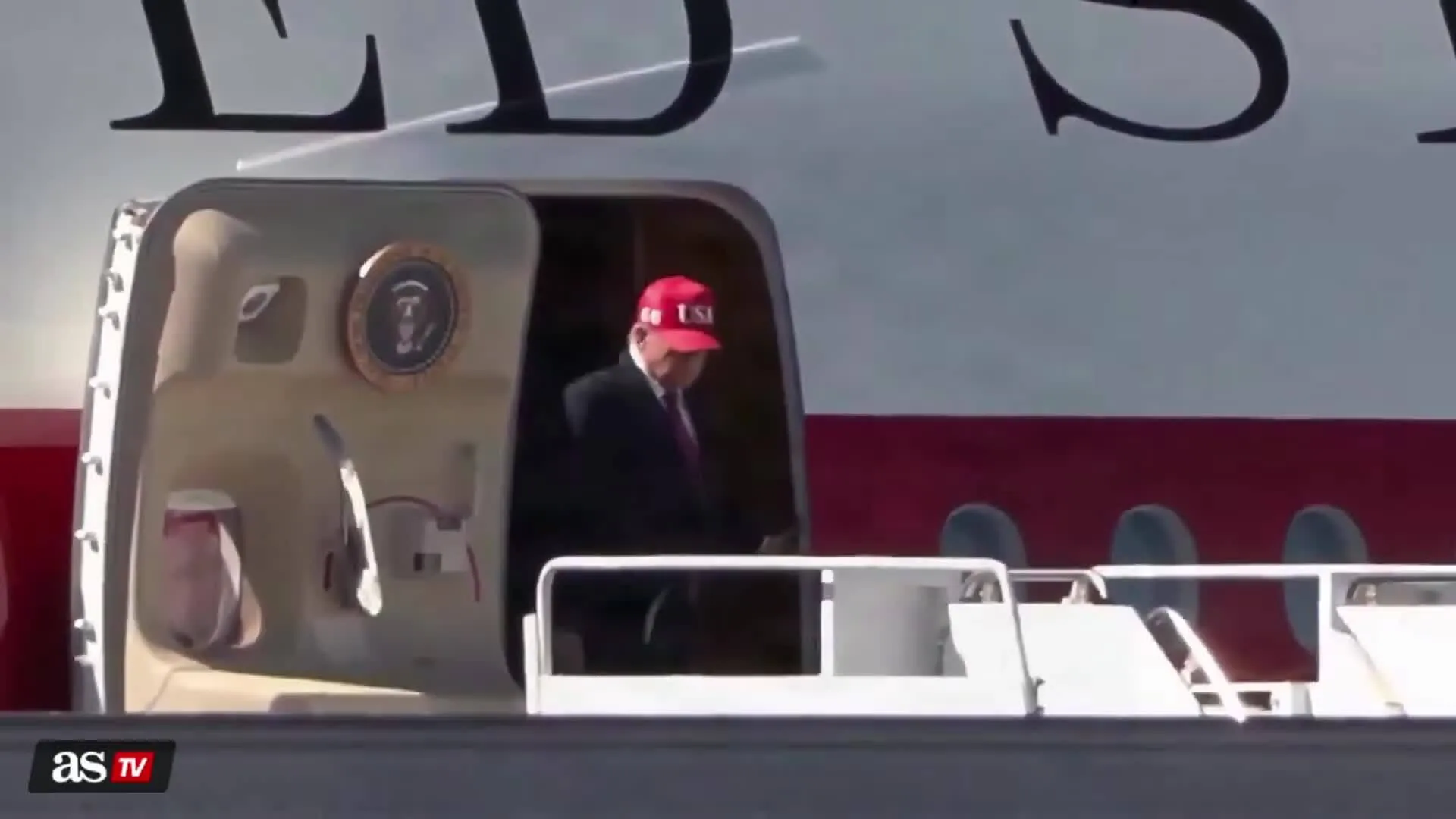 Ông Trump rời chuyên cơ Không lực Một, vẫy chào người ủng hộ ở thành phố Bullhead ngày 14/10.