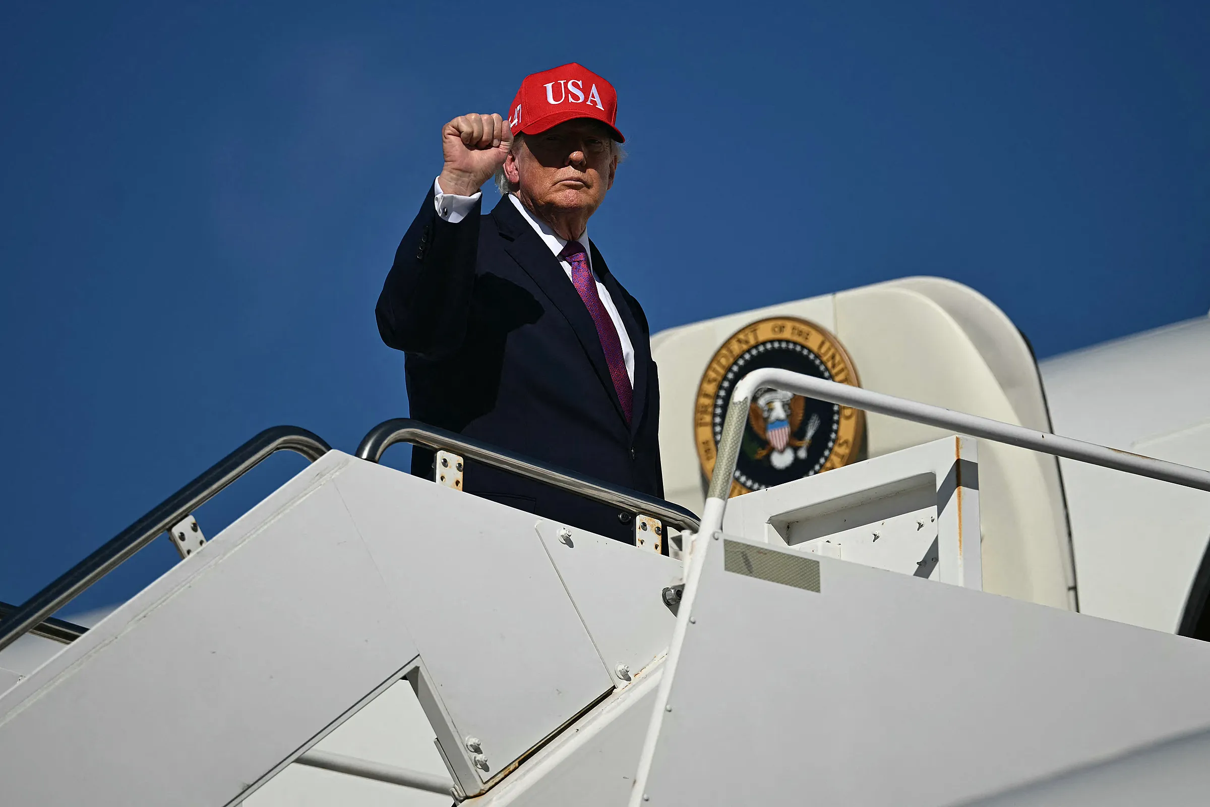 Tổng thống Mỹ Donald Trump lên chuyên cơ Không lực Một tại thành phố Bullhead, bang Arizona ngày 14/10.