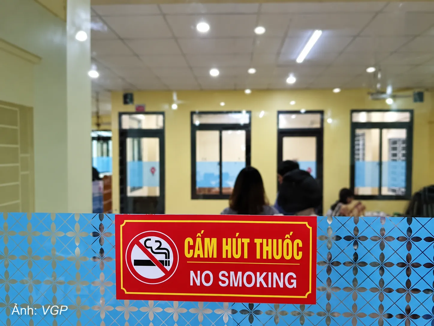 Biển cấm hút thuốc được gắn trên cửa một cơ quan nhà nước.