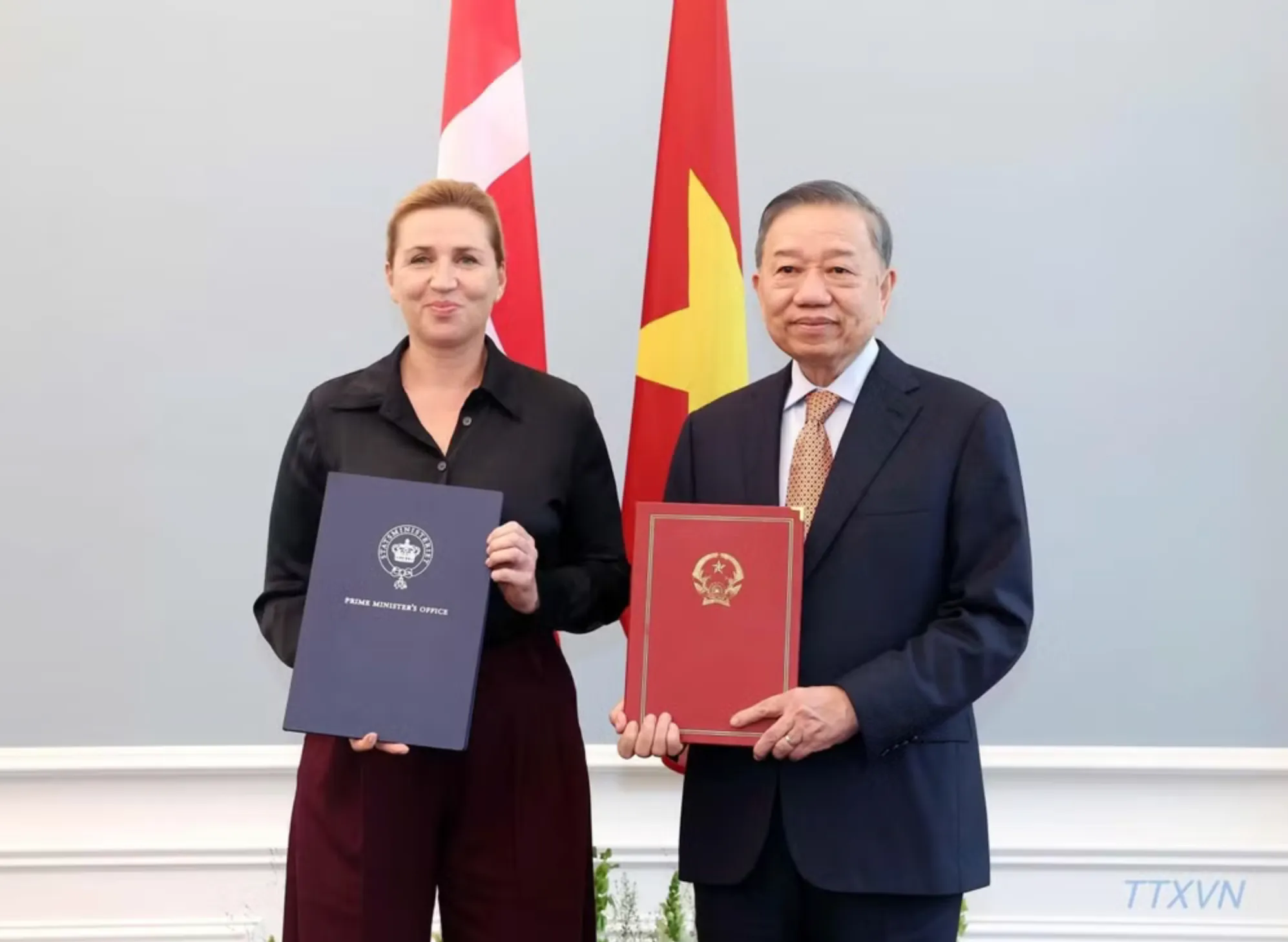 Tổng Bí thư, Chủ tịch nước Tô Lâm và Thủ tướng Đan Mạch Mette Frederiksen trao Tuyên bố chung nâng cấp quan hệ lên Đối tác chiến lược toàn diện - Ảnh: TTXVN
