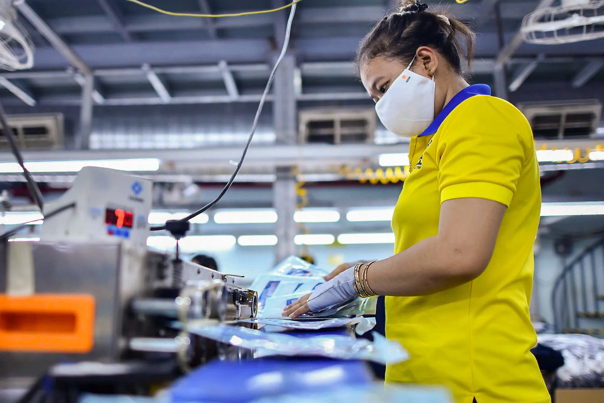 Công nhân làm việc tại một nhà máy ở TP.HCM - Ảnh: CÔNG TRIỆU