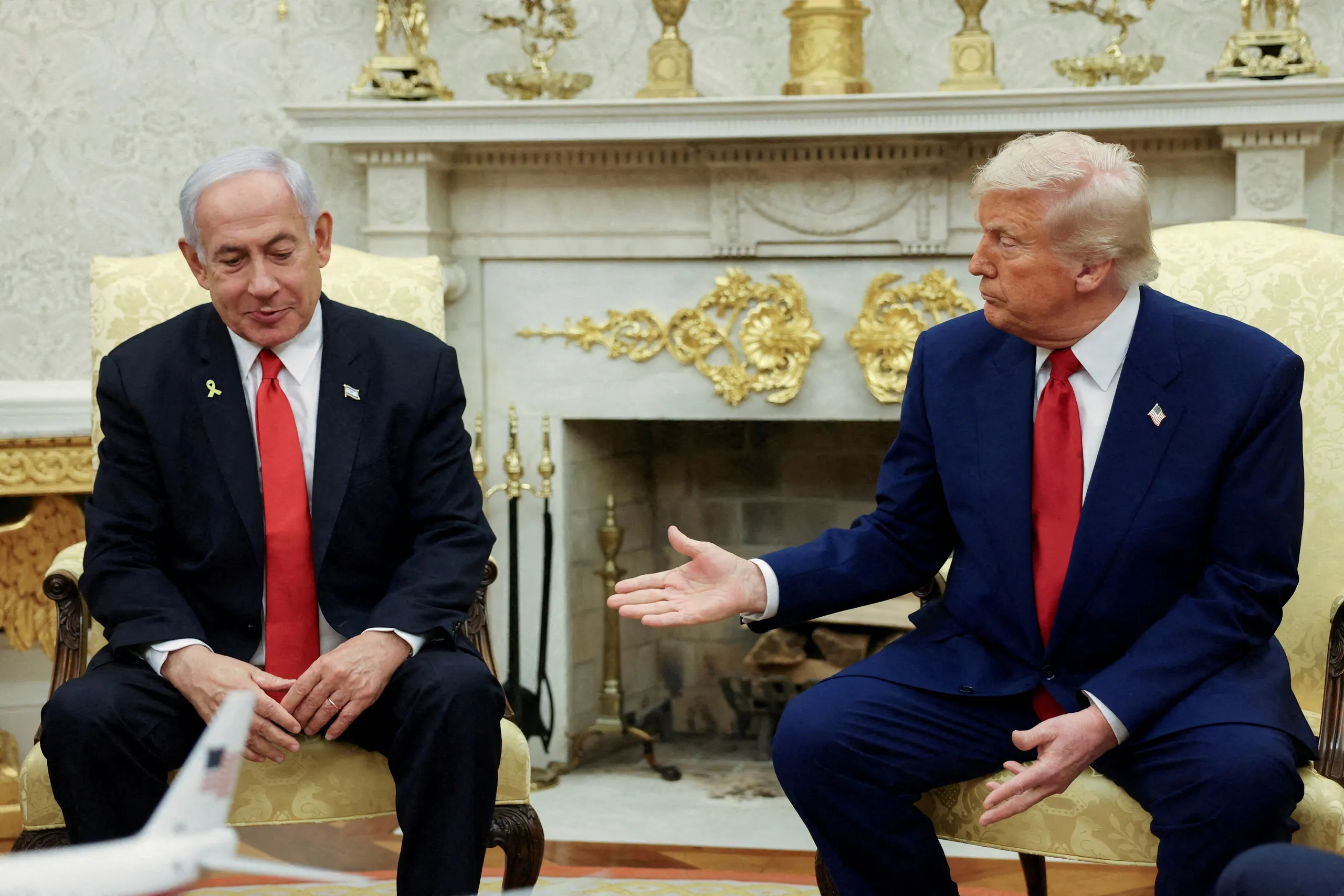 Tổng thống Mỹ Donald Trump (bìa phải) gặp Thủ tướng Israel Benjamin Netanyahu tại Nhà Trắng - Ảnh: REUTERS