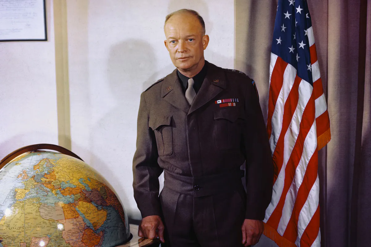Sinh thời, cố tổng thống Mỹ Dwight Eisenhower có sở thích chụp chung với quả địa cầu - Ảnh: Bettmann Archive