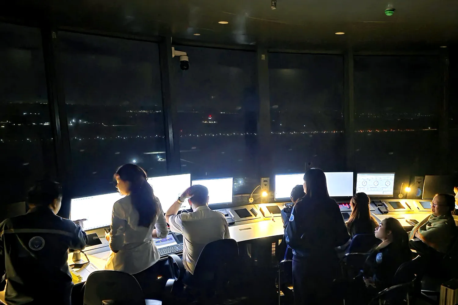 Các chuyên gia, kỹ sư trong cabin điều hành bay ở tháp không lưu sân bay Long Thành - Ảnh: VATM