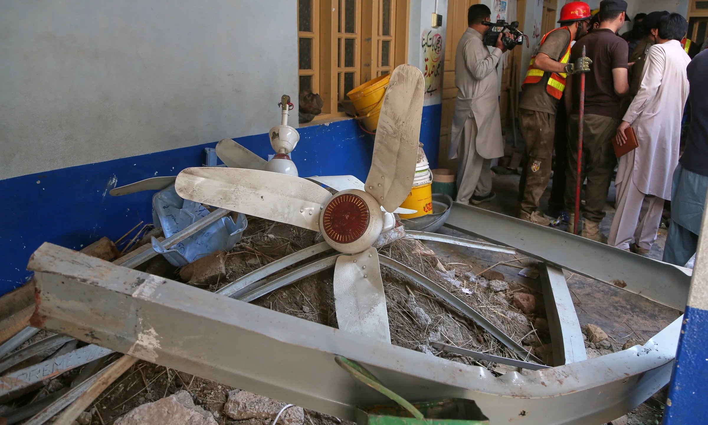 Hiện trường vụ sập mái tại trường học ở Peshawar, Pakistan hôm 15/10.