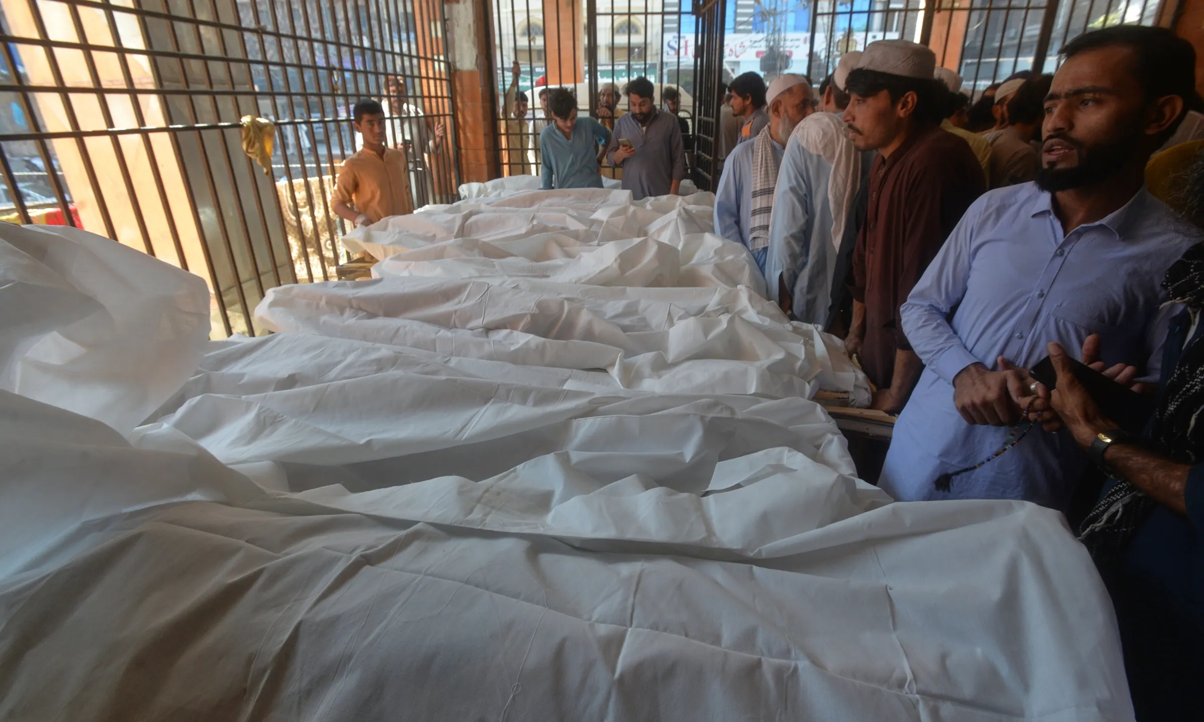 Thi thể các trẻ em thiệt mạng trong vụ sập mái tại trường học ở Peshawar, Pakistan hôm 15/10.