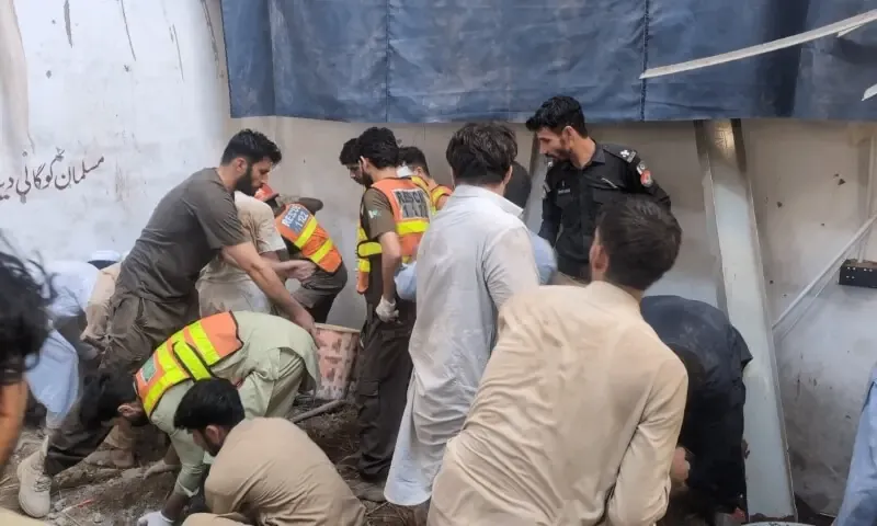 Lực lượng cứu hộ có mặt tại hiện trường vụ sập mái trường học ở Peshawar (Pakistan) ngày 15-10 - Ảnh: DAWN