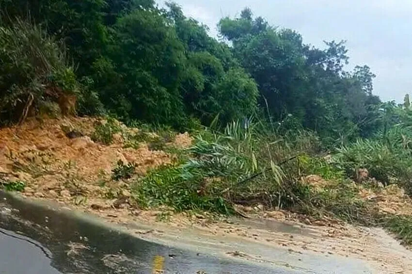 Đất đá ập xuống đèo Đa Mi, chiều 8/10.