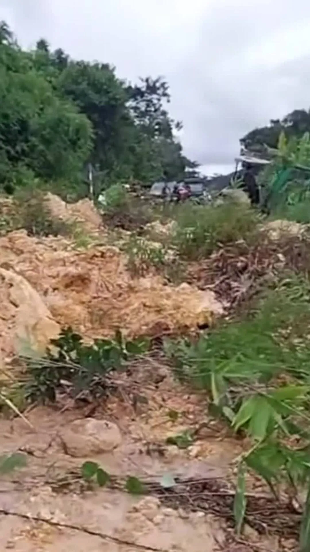 Đèo Đa Mi qua xã La Dạ bị ách tắc, chiều nay.