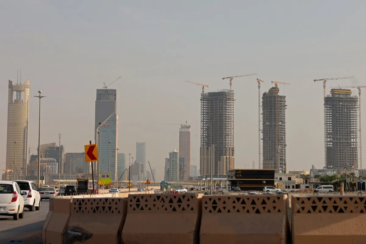 Xe cộ di chuyển ngang qua những tòa nhà chọc trời ở Riyadh, Saudi Arabia ngày 11-10-2026 - Ảnh: AFP