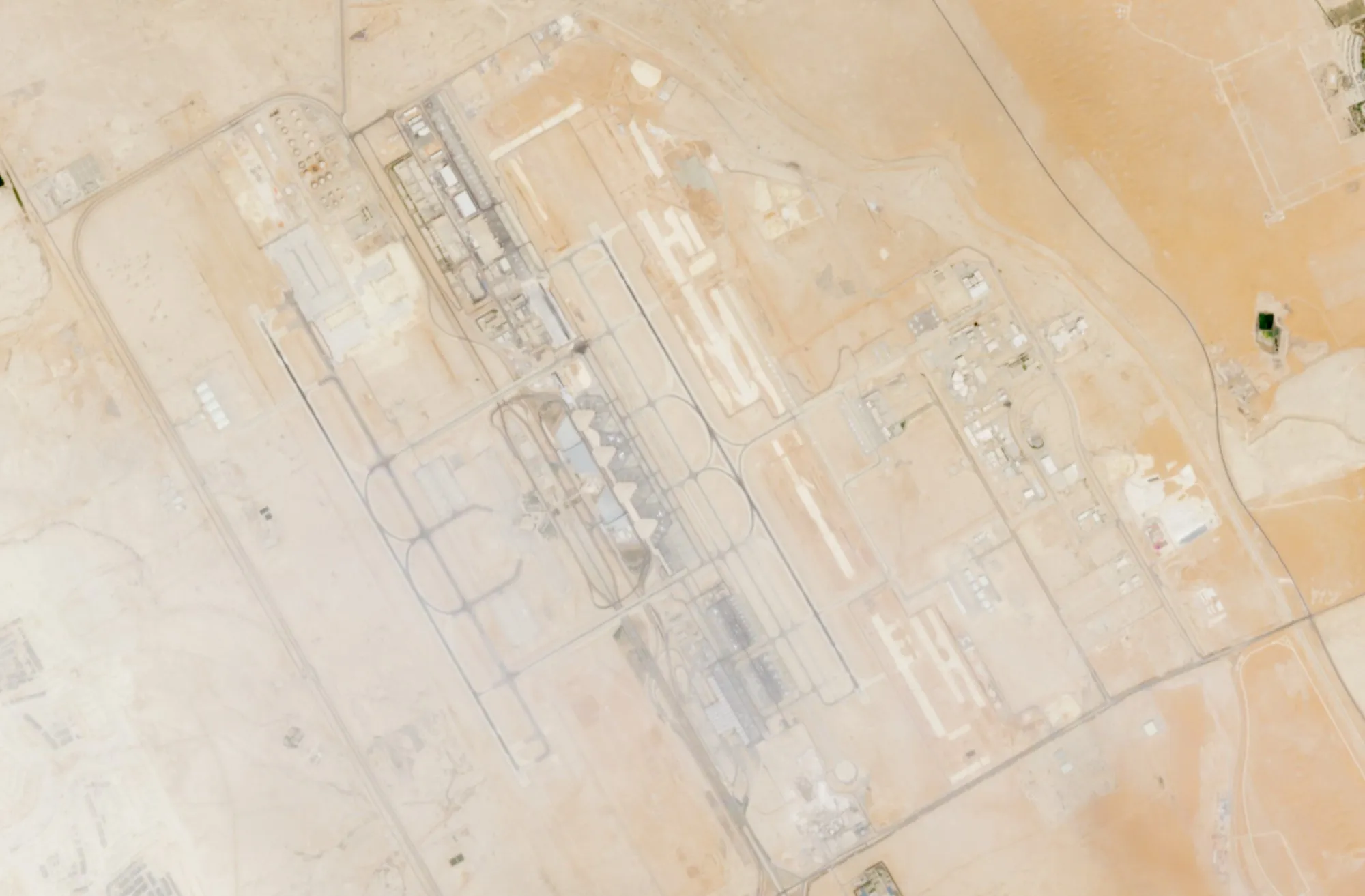 Ảnh vệ tinh cho thấy sân bay King Khalid tại thủ đô Riyadh của Saudi Arabia vào ngày 11-10-2026, một ngày sau khi lực lượng Houthi tại Yemen tuyên bố tấn công sân bay này - Ảnh: REUTERS