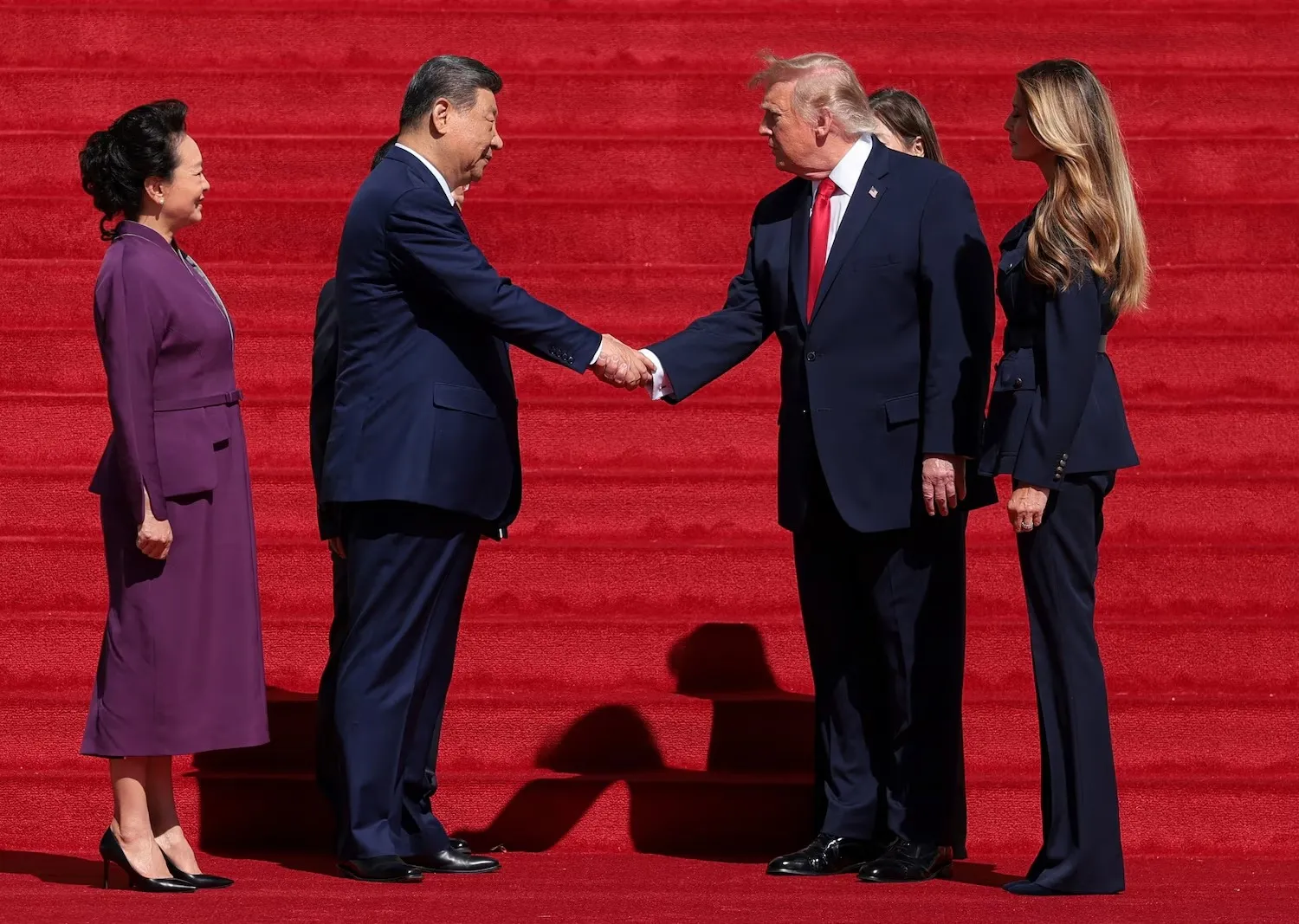 Tổng thống Mỹ Donald Trump và Chủ tịch Trung Quốc Tập Cận Bình bắt tay trước khi rời Bảo tàng Lưu trữ quốc gia ở Washington - Ảnh: REUTERS