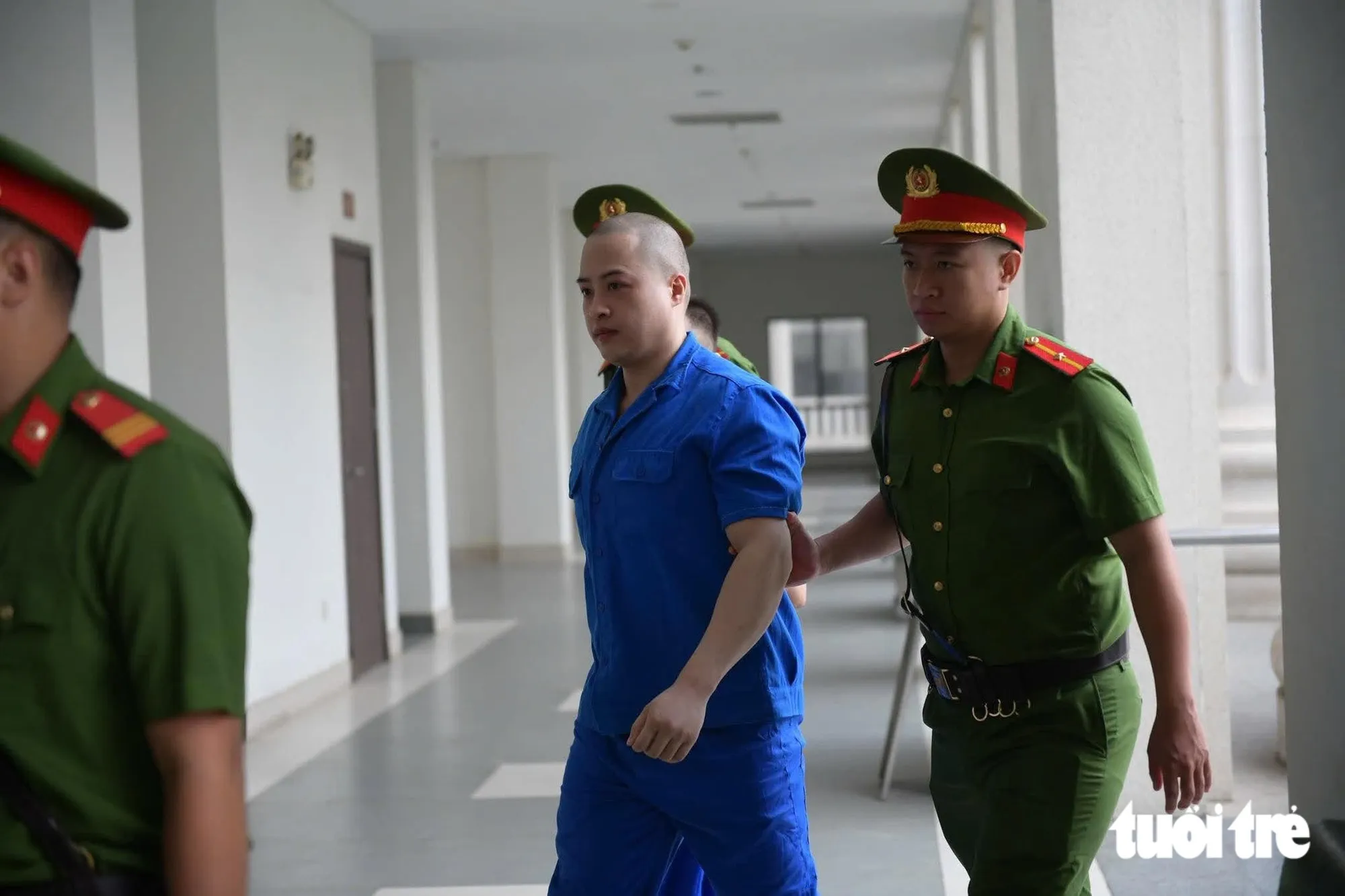 Các bị cáo được dẫn giải đến phiên tòa ngày 26-10 - Ảnh: NAM TRẦN