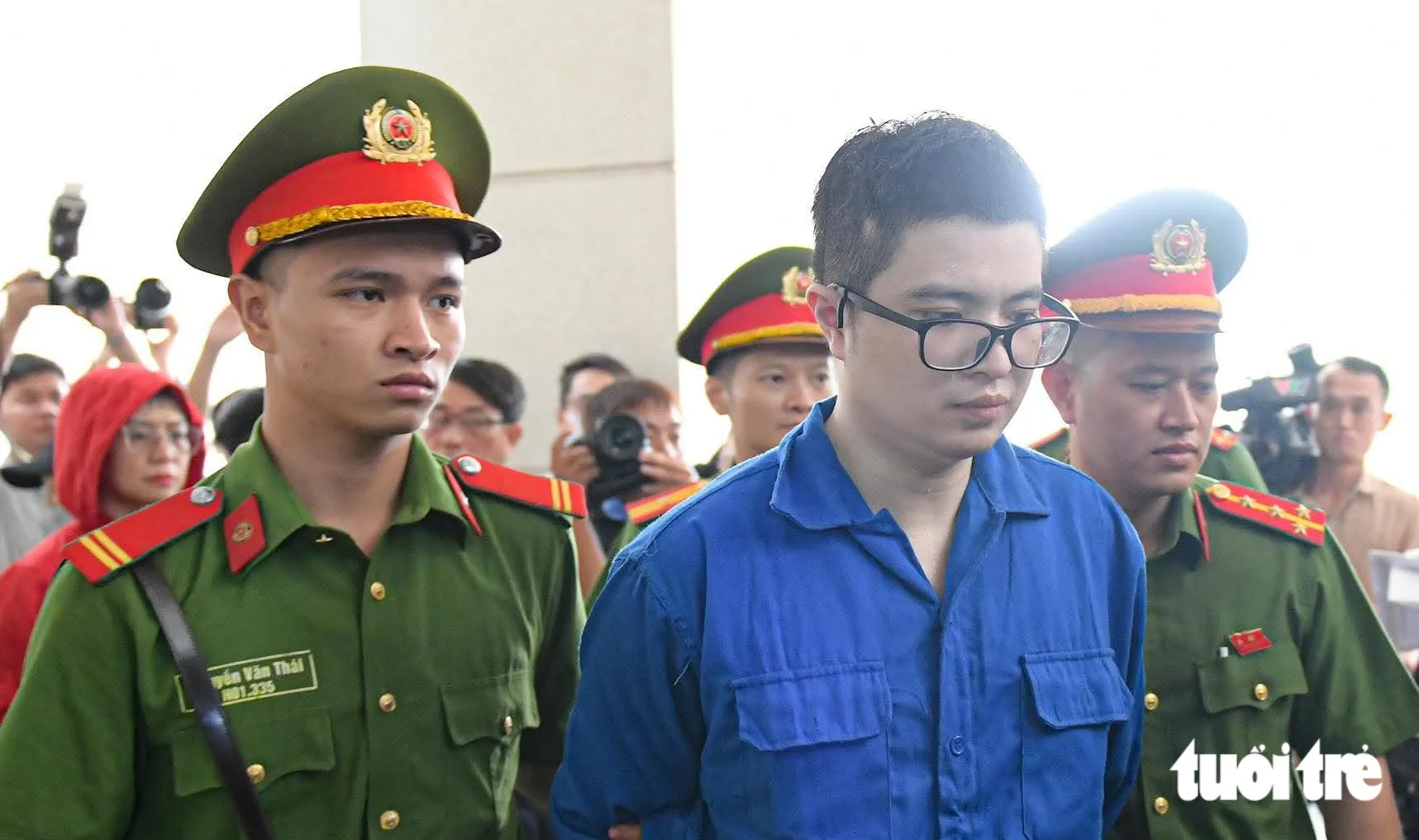 Mr Pips Phó Đức Nam được dẫn giải đến phiên tòa - Ảnh: NAM TRẦN
