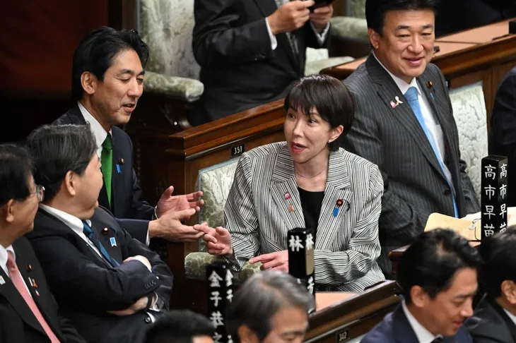 Thủ tướng Takaichi Sanae trò chuyện với các thành viên nội các - Ảnh: AFP