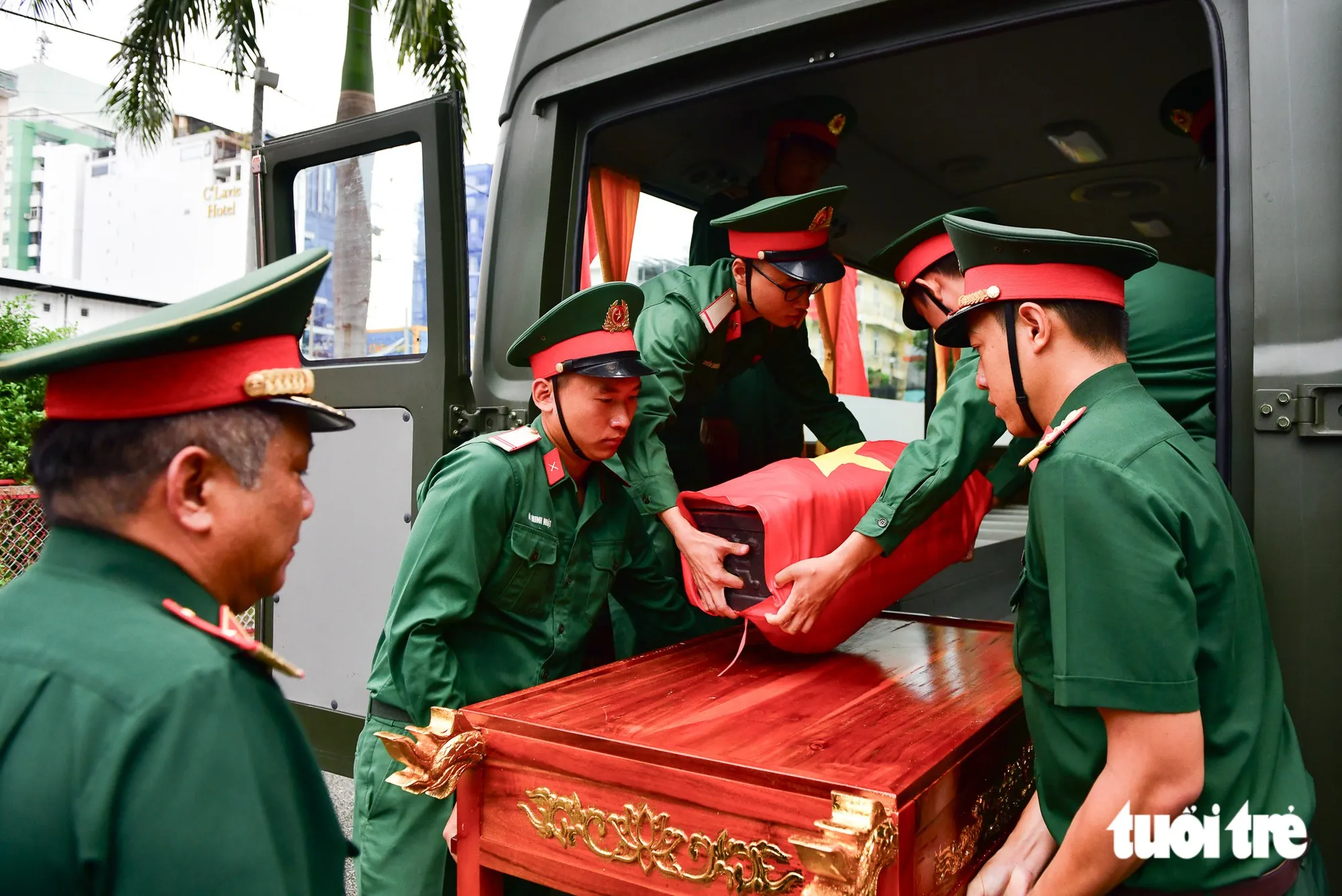 Sơ duyệt đưa di quách của các liệt sĩ tìm thấy tại công viên Lê Thị Riêng lên xe di chuyển đến Nghĩa trang liệt sĩ TP.HCM để an táng - Ảnh: LÊ PHAN