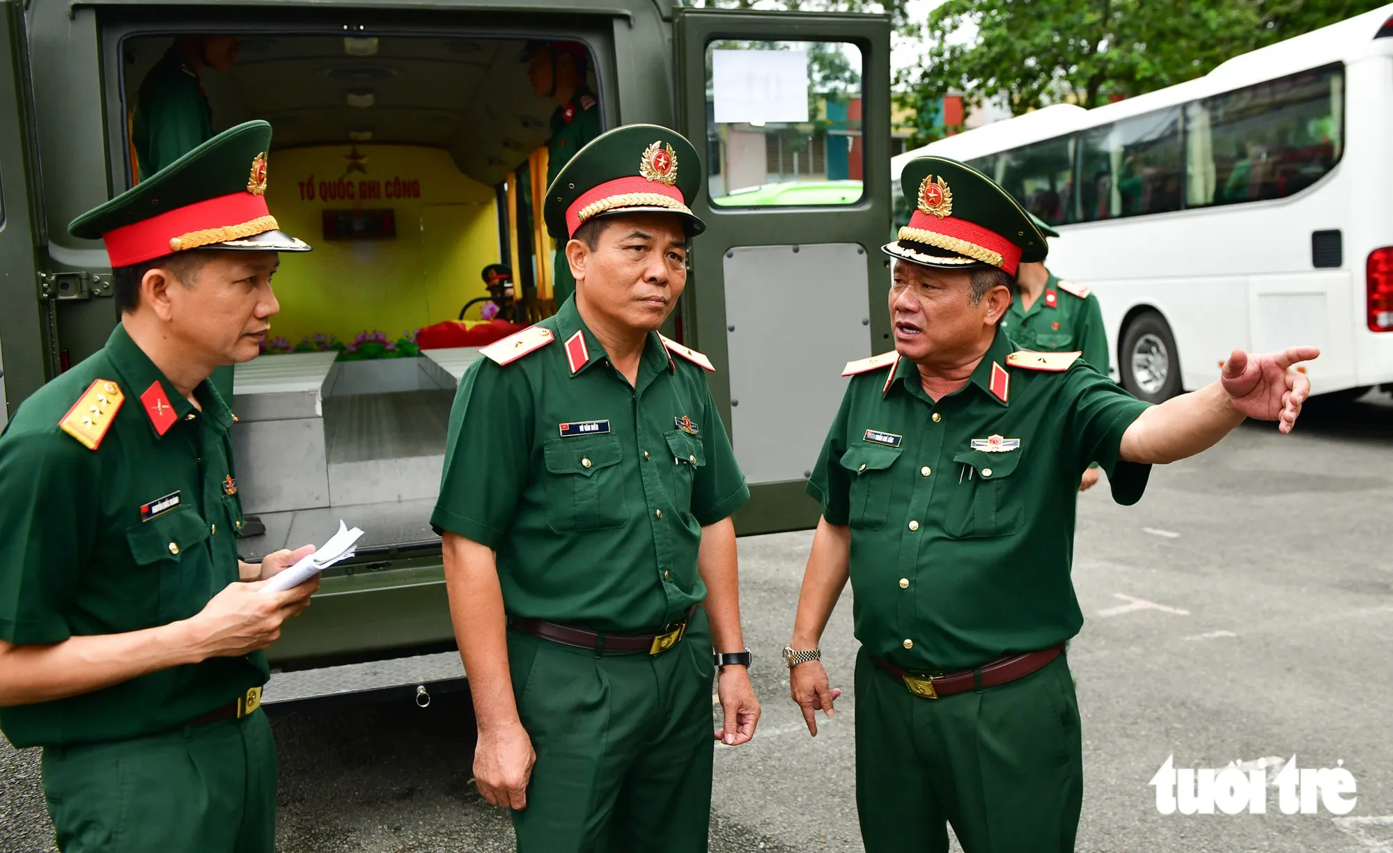 Thiếu tướng Vũ văn Điền, Tư lệnh Bộ Tư lệnh TP.HCM (giữa) và Thiếu tướng Trần Chí Tâm, Phó chính uỷ, Trưởng ban chỉ đạo Ban 515 Quân khu 7 (bìa phải) trao đổi về chương trình thực hiện các nghi lễ để khớp thời gian, tránh chậm trễ - Ảnh: LÊ PHAN