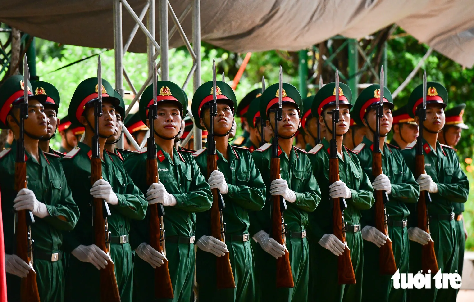 Các tiêu binh thực hiện phút tưởng niệm các anh hùng liệt sĩ đã chiến đấu ngoan cường và anh dũng hy sinh vì sự nghiệp đấu tranh giải phóng dân tộc - Ảnh: LÊ PHAN