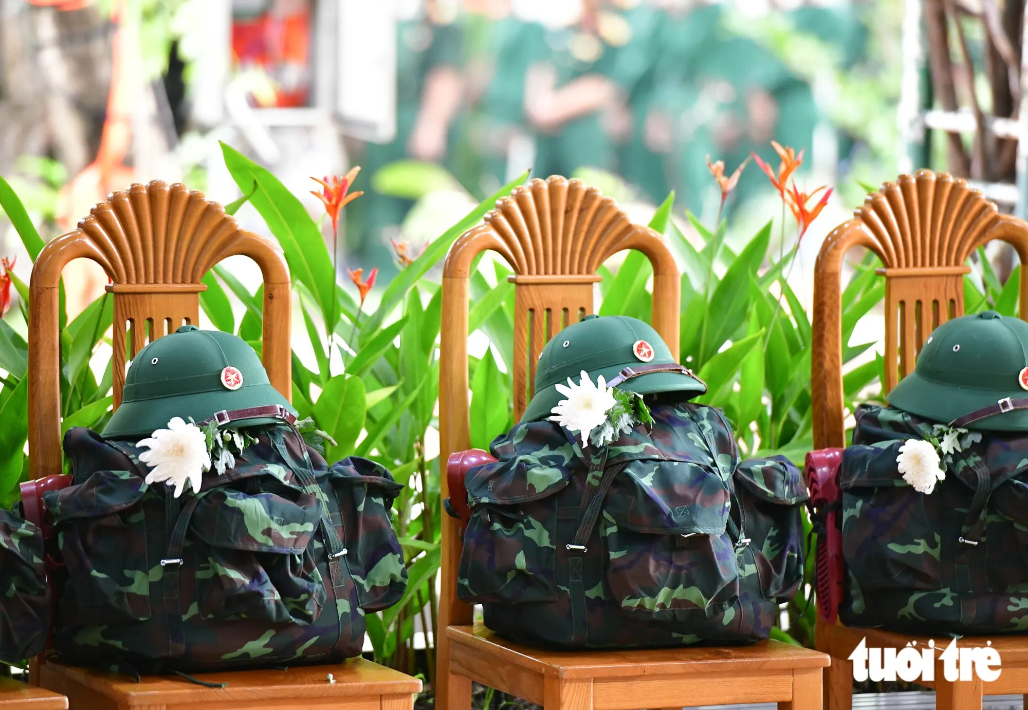 Những chiếc ghế đặt biệt để balo, mũ và hoa dành cho những người đã khuất - Ảnh: LÊ PHAN