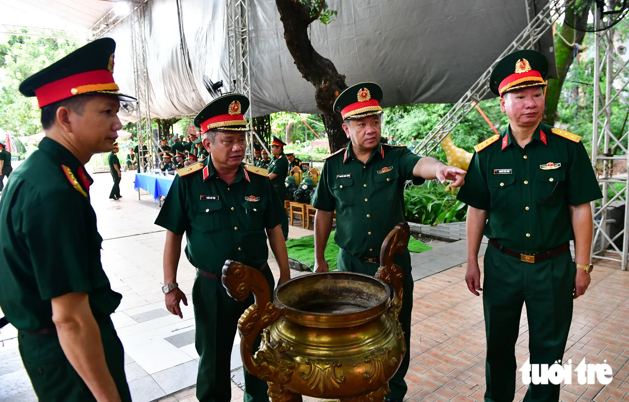 Thiếu tướng Nguyễn Thành Trung, Chính uỷ Bộ Tư lệnh TP.HCM, Phó trưởng ban thường trực Ban chỉ đạo 515 TP.HCM (thứ 2 từ phải qua) báo cáo công tác chuẩn bị với Thiếu tướng Trần Chí Tâm, Phó chính uỷ, Trưởng ban chỉ đạo Ban 515 Quân khu 7 (thứ 2 từ trái qua) - Ảnh: LÊ PHAN
