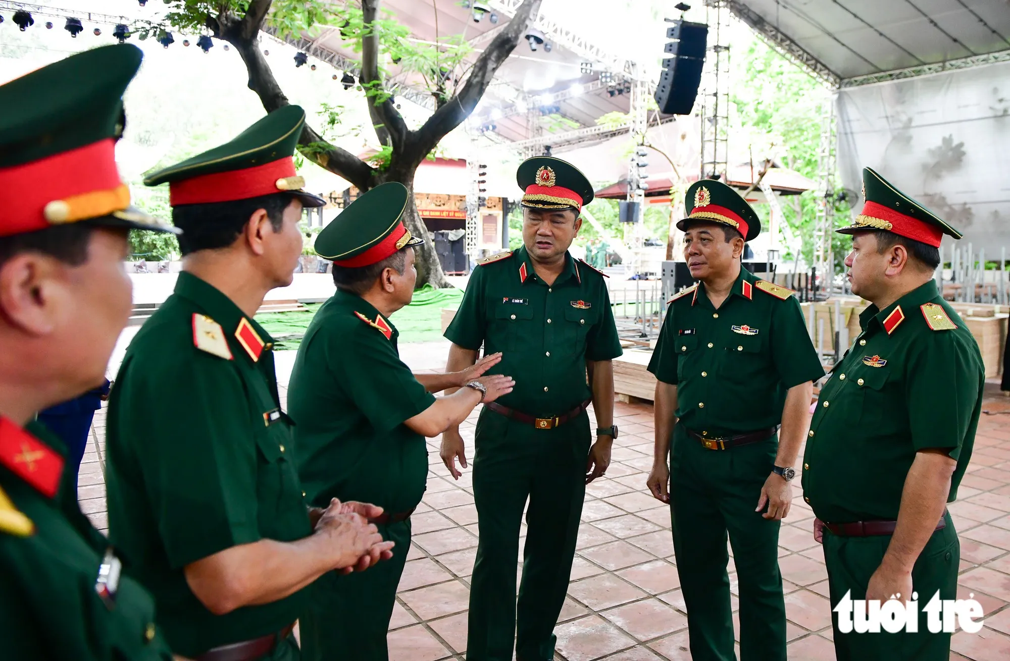 Trung tướng Lê Xuân Thế, Tư lệnh Quân khu 7 (thứ 3 từ phải qua) có mặt từ sớm để kiểm tra công tác chuẩn bị - Ảnh: LÊ PHAN