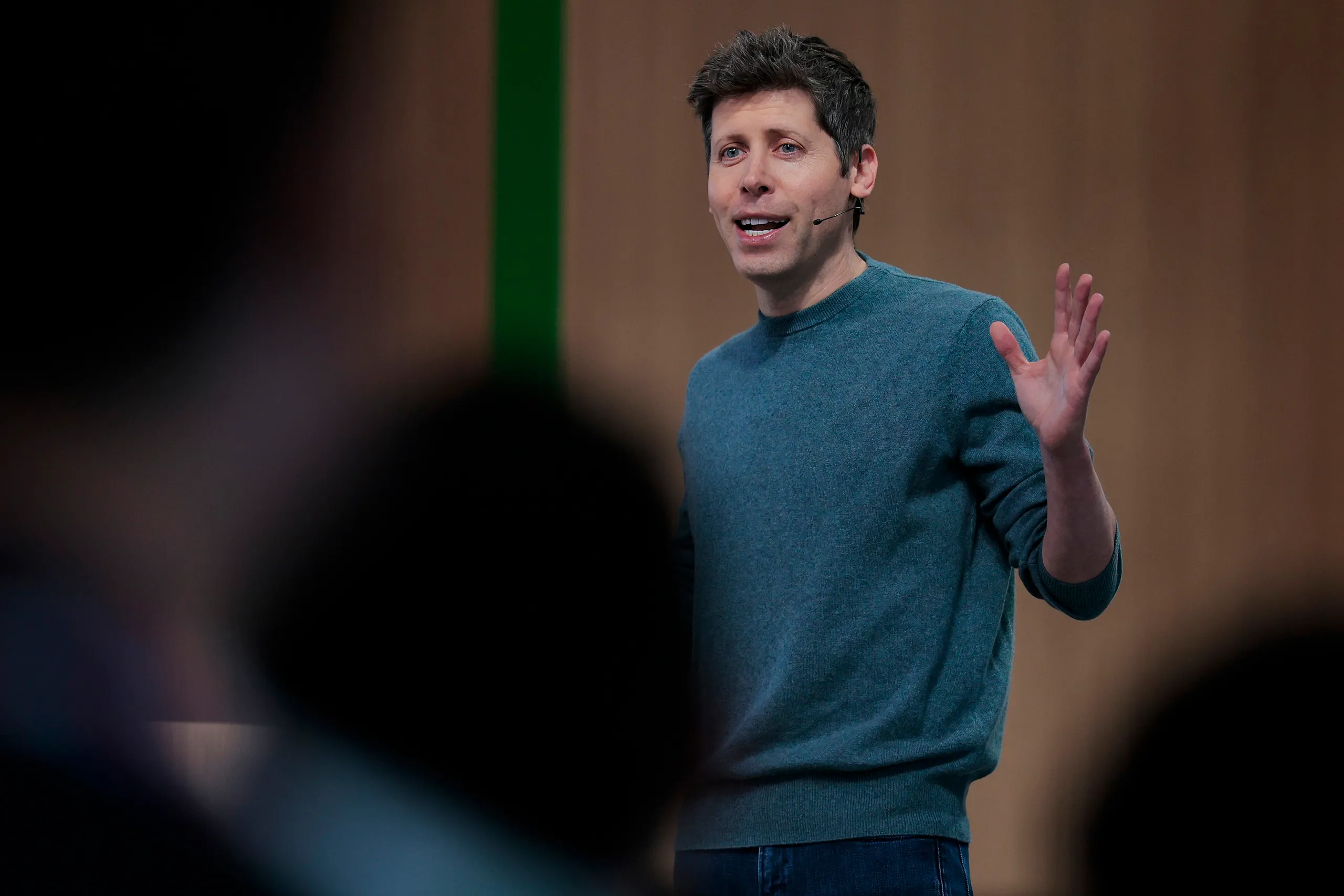 CEO OpenAI Sam Altman phát biểu tại hội nghị dành cho các nhà phát triển của OpenAI ở thành phố San Francisco, bang California (Mỹ) ngày 29-9 - Ảnh: AFP