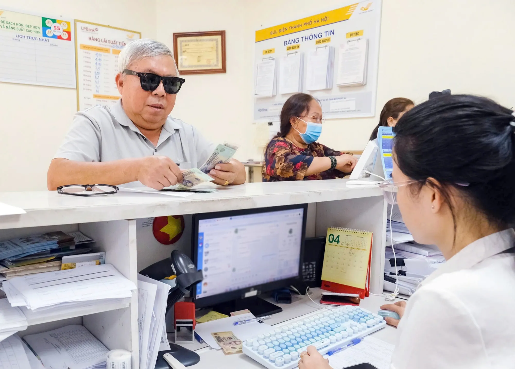 Lương hưu đã tăng từ 1-7-2026. Trong ảnh: Cán bộ hưu trí nhận lương hưu tại Hà Nội - Ảnh: HÀ QUÂN