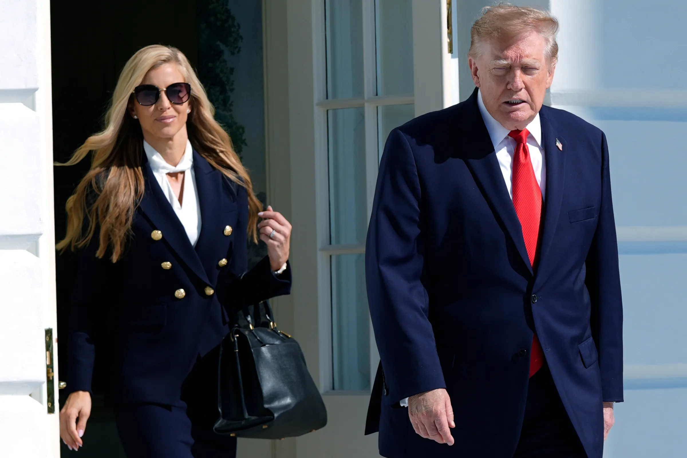 Thư ký báo chí Nhà Trắng Katie Zacharia đi cùng Tổng thống Donald Trump ngày 13/10.