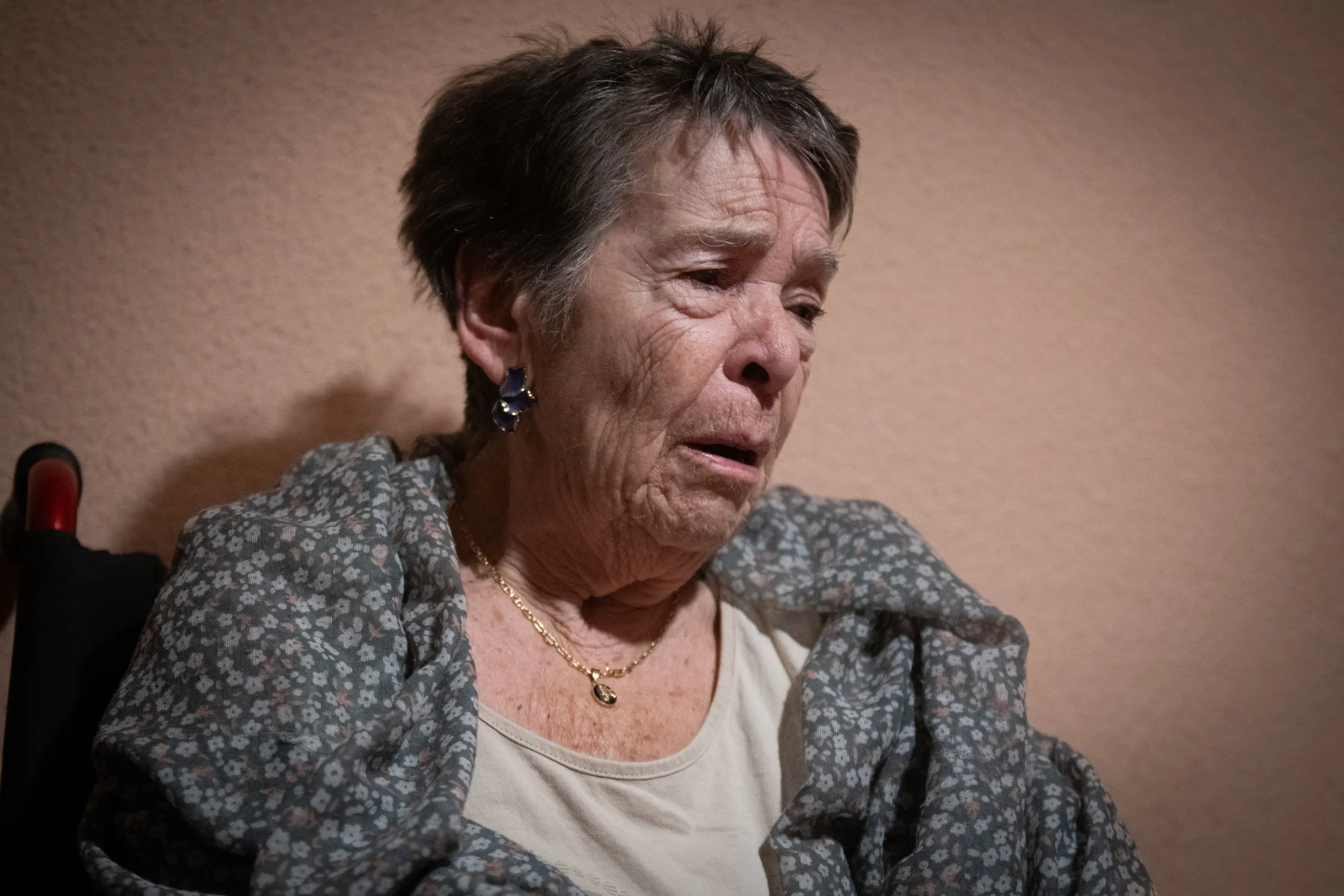 Bà Maricarmen, 87, đợi ở nhà trước khi cảnh sát tới cưỡng chế hôm 23/9.
