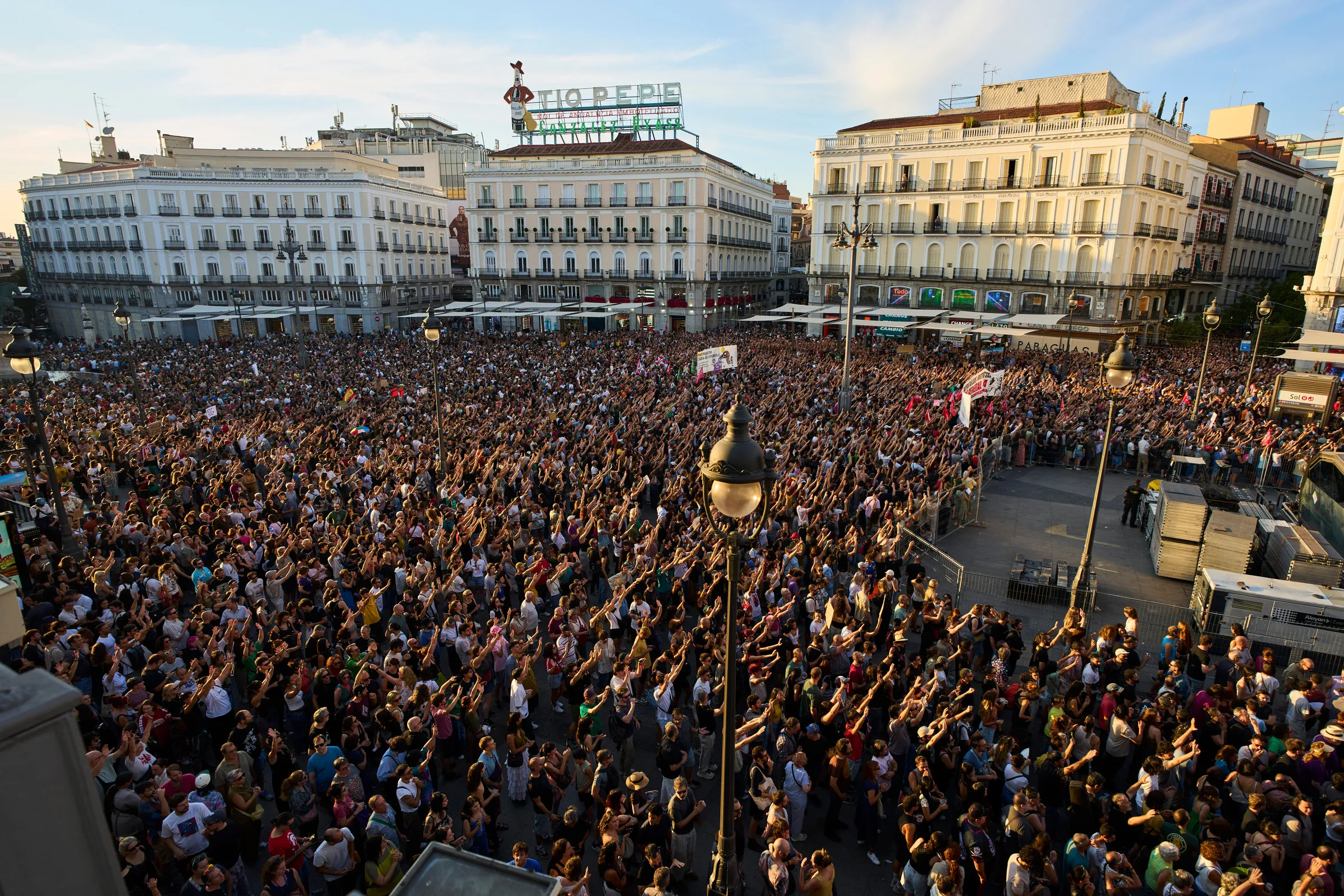Người biểu tình tập trung tại quảng trường Puerta del Sol ở Madrid để phản đối vụ cưỡng chế hôm 26/9.