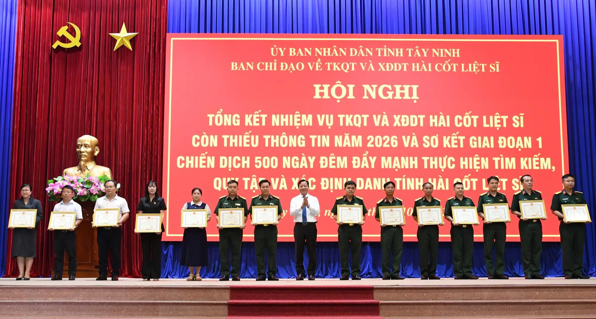 UNBD tỉnh Tây Ninh tặng bằng khen cho 17 tập thể, 44 cá nhân trong chiến dịch 500 ngày đêm tìm hài cốt liệt sĩ - Ảnh: THÀNH HƯNG