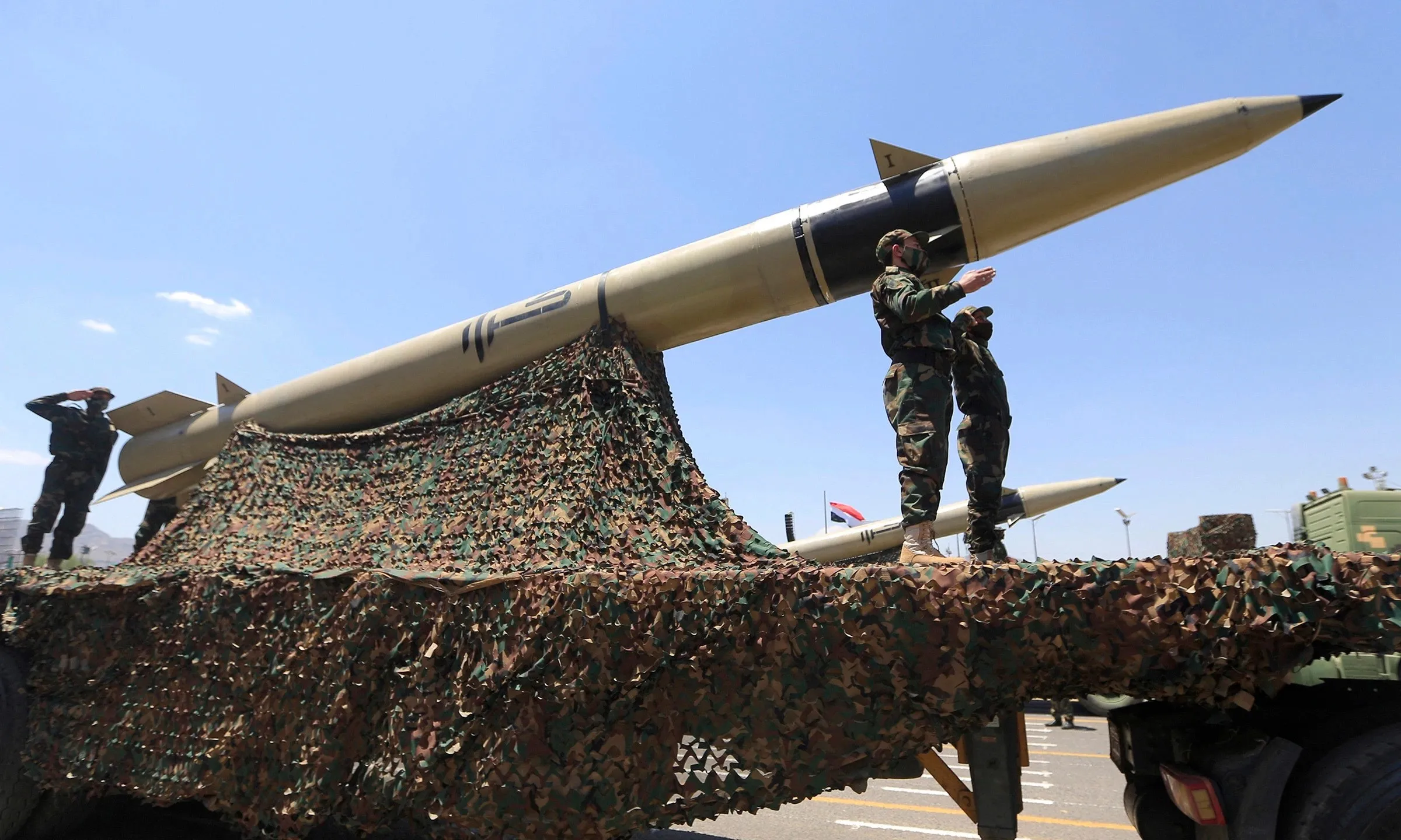Tên lửa của Houthi ở lễ diễu binh tại Sanaa, Yemen hồi năm 2023.