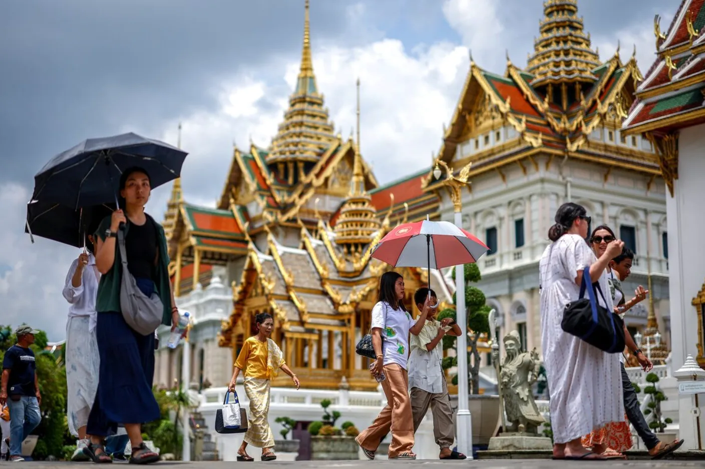 Du khách tham quan Cung điện Hoàng gia Thái Lan, thủ đô Bangkok - Ảnh: REUTERS