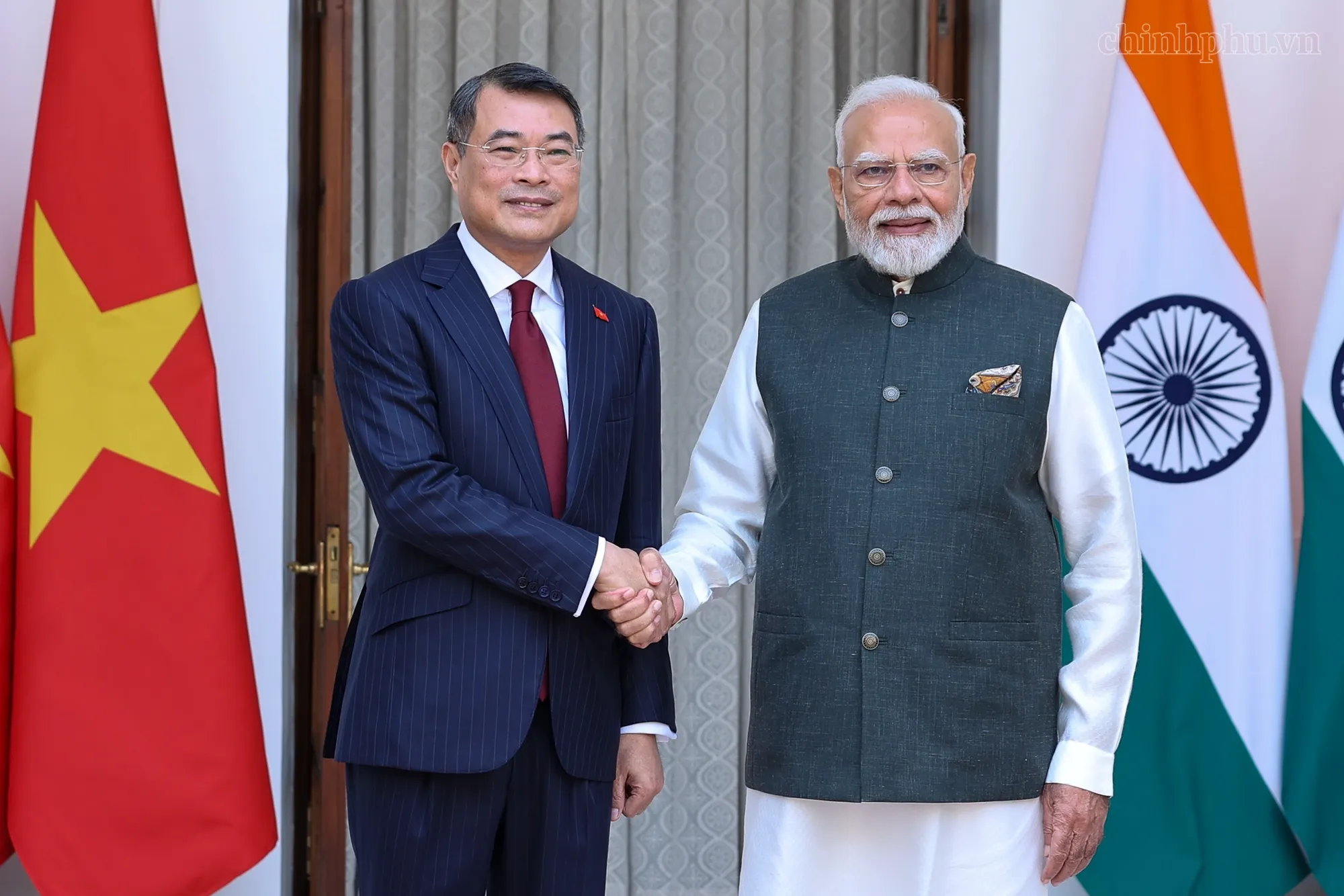 Thủ tướng Lê Minh Hưng và Thủ tướng Ấn Độ Narendra Modi chụp ảnh chung trước hội đàm.