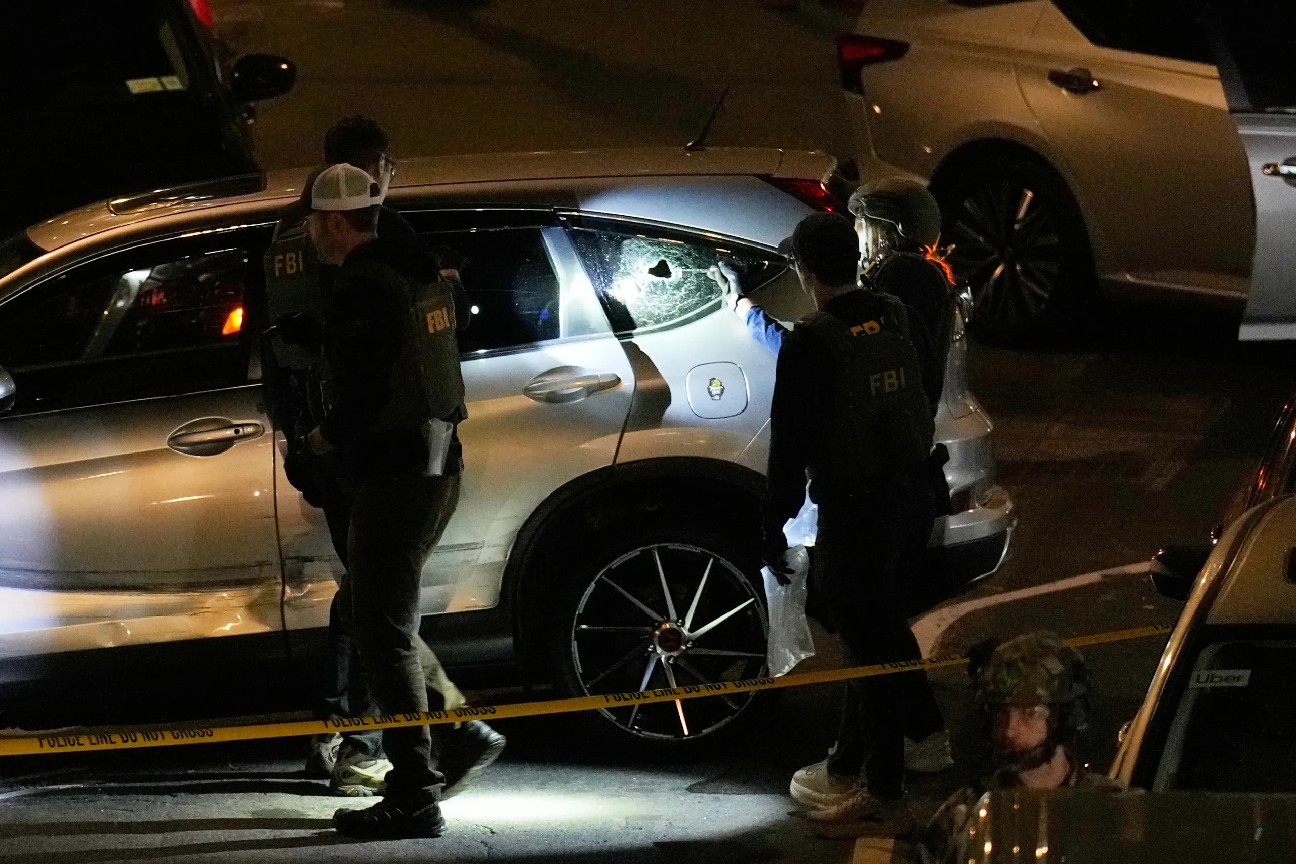 Các đặc vụ FBI điều tra tại hiện trường vụ nổ súng ngày 8-10 - Ảnh: AP