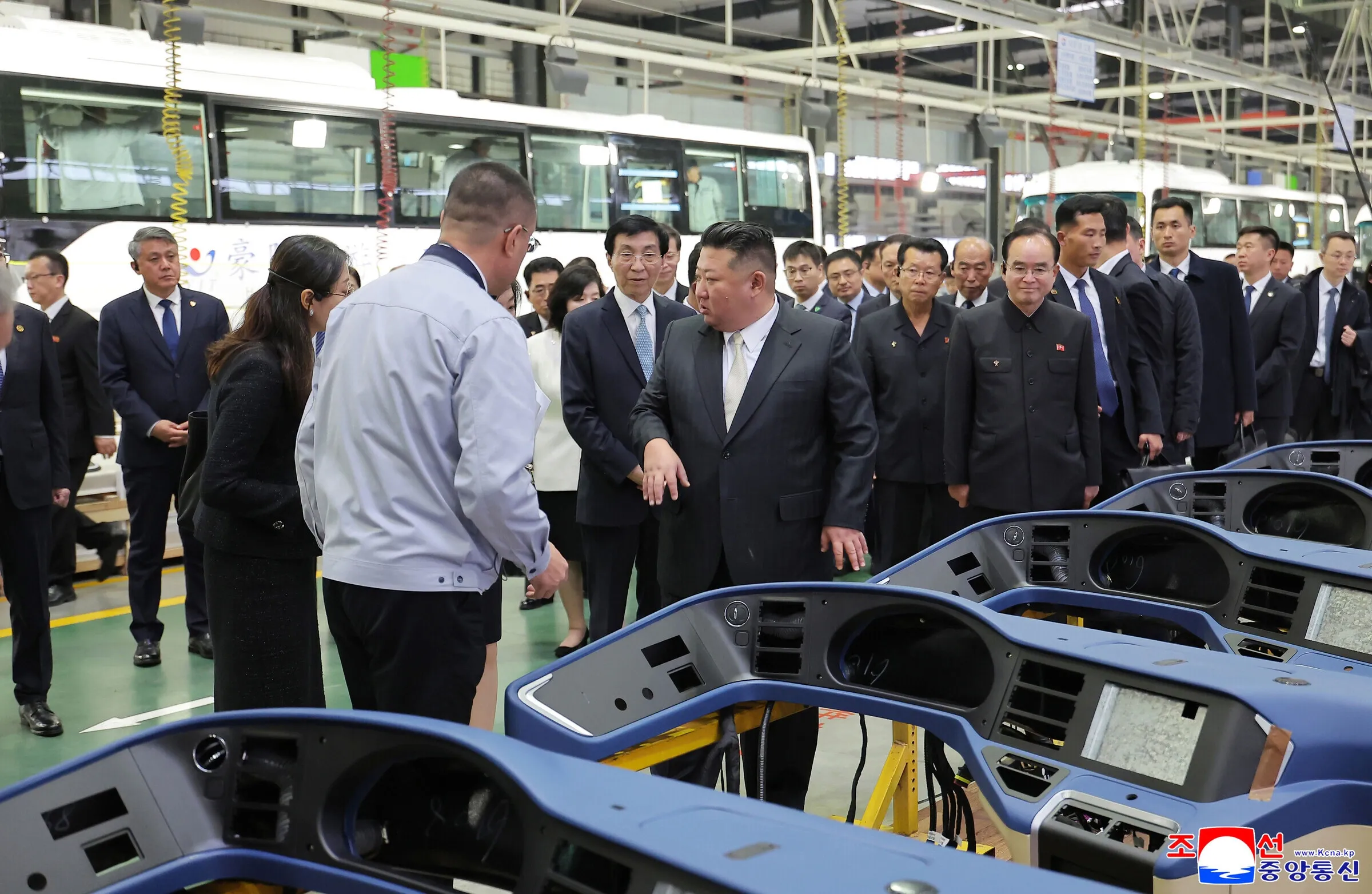 Lãnh đạo Triều Tiên Kim Jong-un thăm nhà máy lắp ráp ôtô ở Đan Đông, Trung Quốc ngày 24/10.