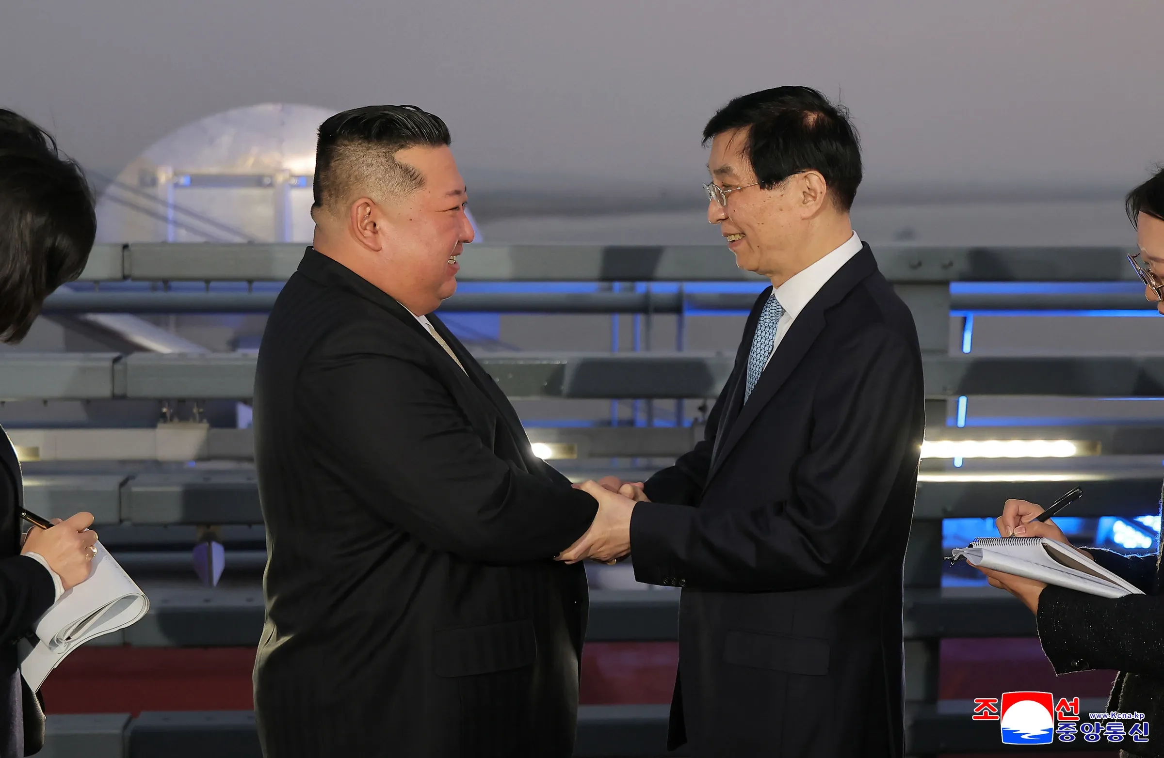 Ông Kim Jong-un bắt tay chào ông Vương Hộ Ninh trước khi rời Đan Đông hôm 24/10.