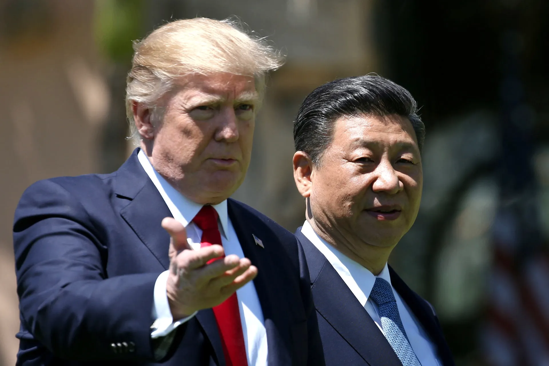 Tổng thống Mỹ Donald Trump (trái) và Chủ tịch Trung Quốc Tập Cận Bình trò chuyện tại khu nghỉ dưỡng Mar-a-Lago (bang Florida, Mỹ) hồi 2017 - Ảnh: REUTERS