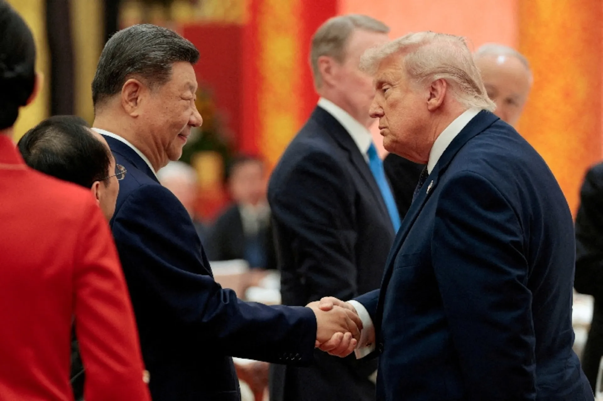 Chủ tịch Trung Quốc Tập Cận Bình (trái) và Tổng thống Mỹ Donald Trump bắt tay tại quốc yến ở Đại lễ đường Nhân dân (Bắc Kinh, Trung Quốc) ngày 14-5 - Ảnh: REUTERS