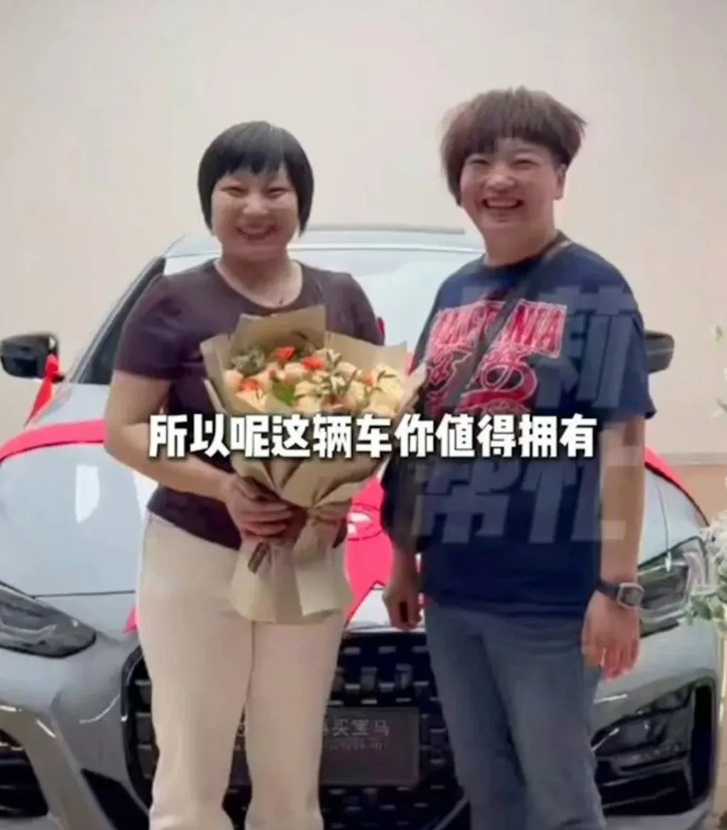 Liu Yingying bên cạnh bà chủ và chiếc xe mới nhận.