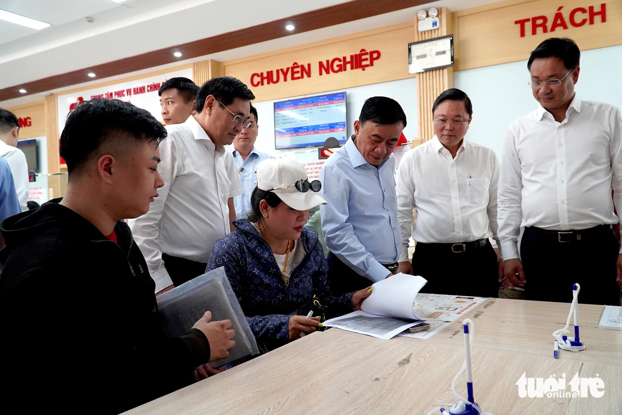 Thường trực Ban Bí thư Trần Cẩm Tú hỏi thăm điều kiện làm việc tại Trung tâm phục vụ hành chính công phường Thanh Khê vào tháng 3-2026- Ảnh: TRƯỜNG TRUNG