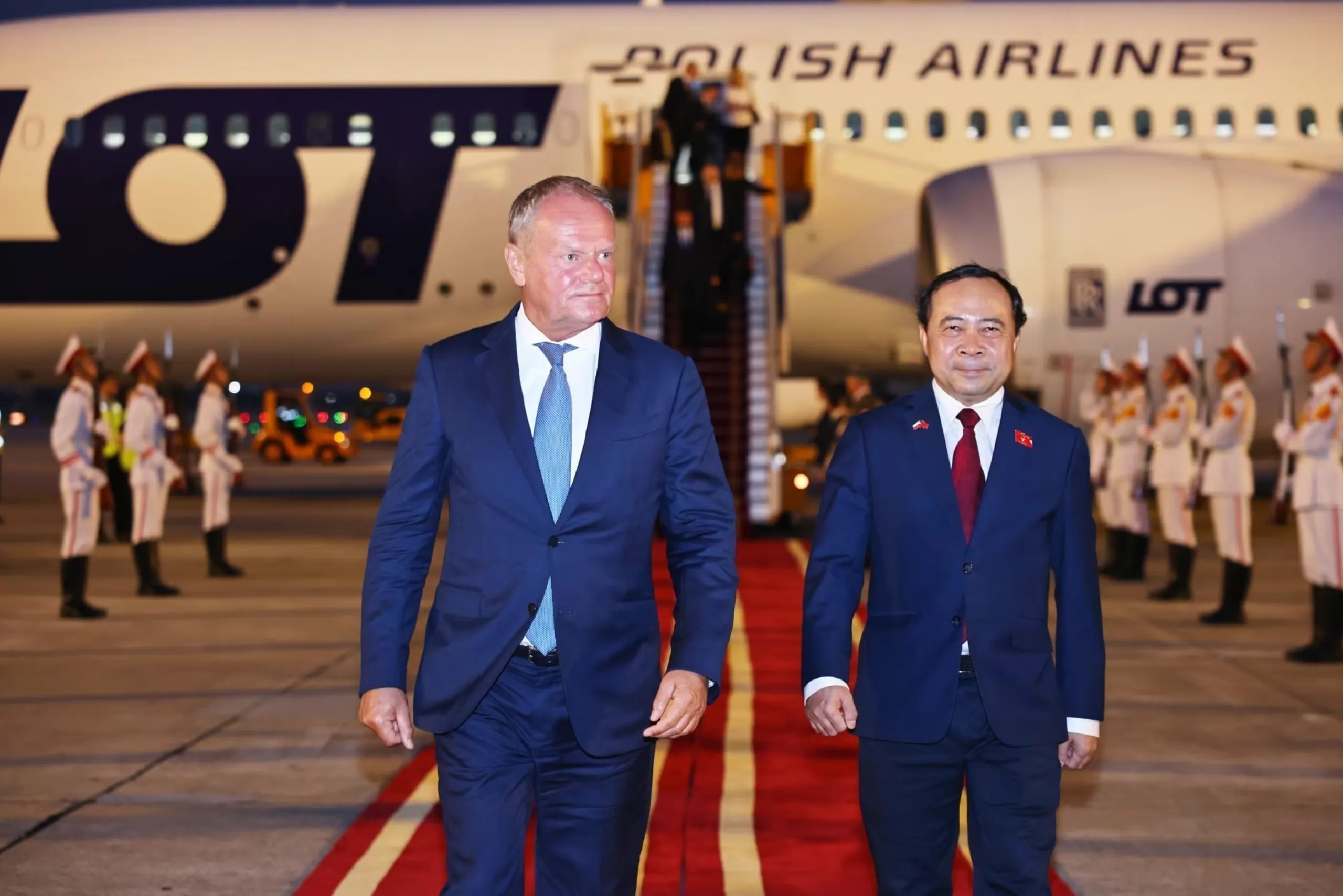 Thủ tướng Ba Lan Donald Tusk tại sân bay Nội Bài chiều tối 25-10 - Ảnh: TTXVN