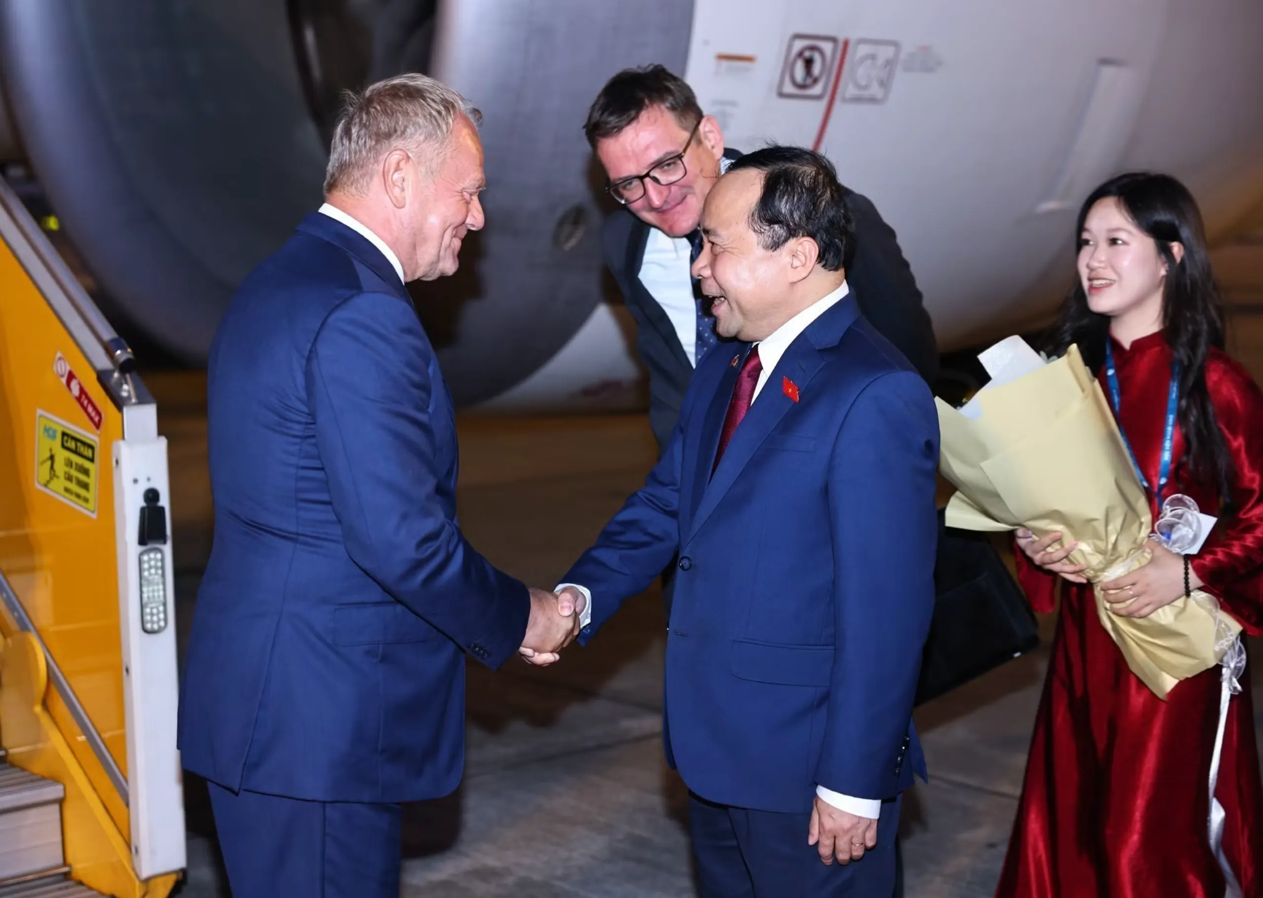 Bộ trưởng Bộ Khoa học và Công nghệ Vũ Hải Quân đón Thủ tướng Ba Lan Donald Tusk tại sân bay Nội Bài ngày 25-10 - Ảnh: TTXVN